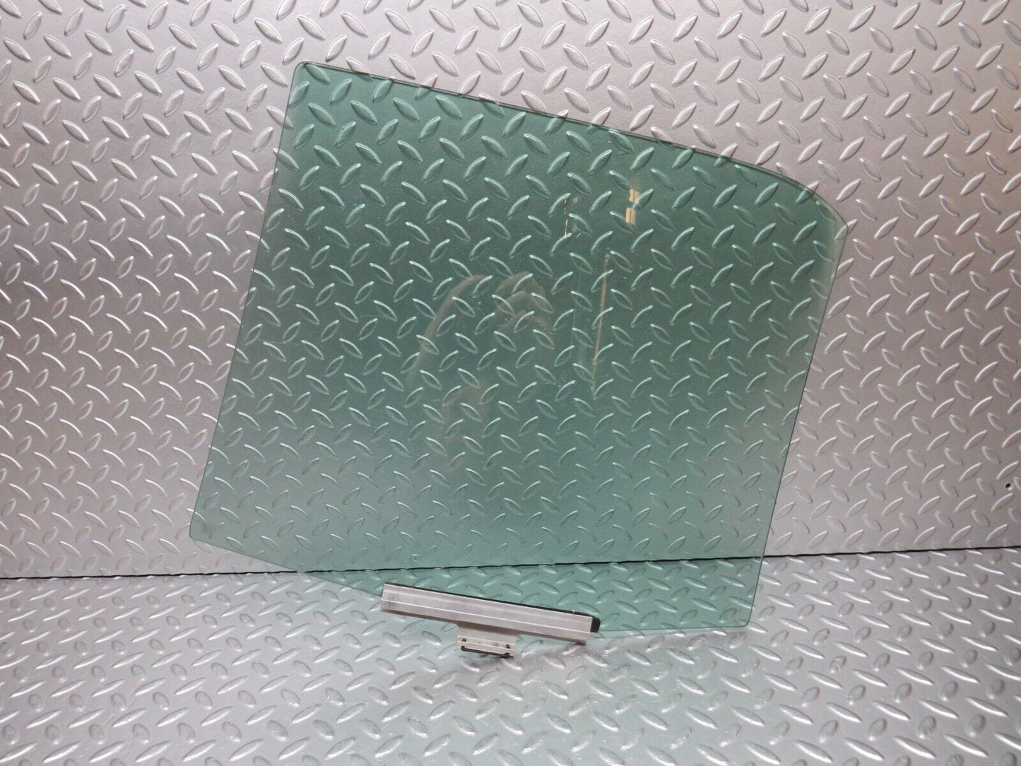 30417 Mercedes-Benz W124 230E Rear Right Door Window Glass