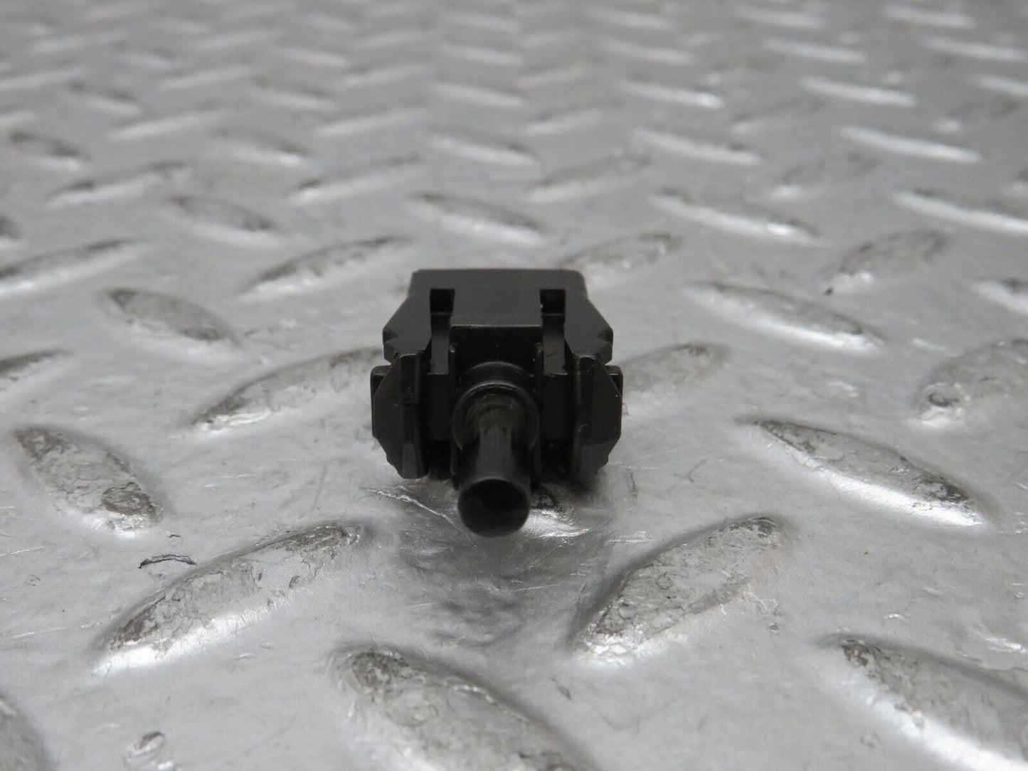 27800 Mercedes-Benz S124 300TE Wagon Door Contact Switch 0015458714