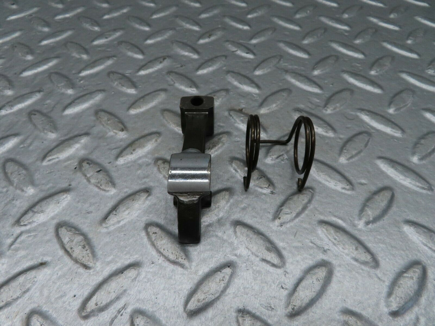 18062 Mercedes-Benz W123 200 Valve Rocker Arm With Retaining Spring