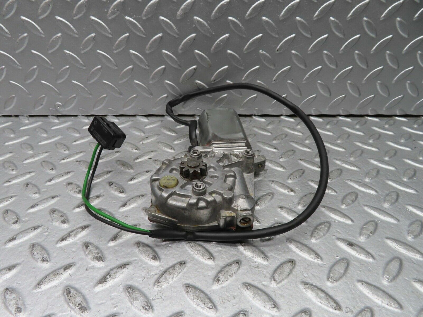 21440 Mercedes-Benz W126 300SE Rear Right Window Regulator Motor 0130821036