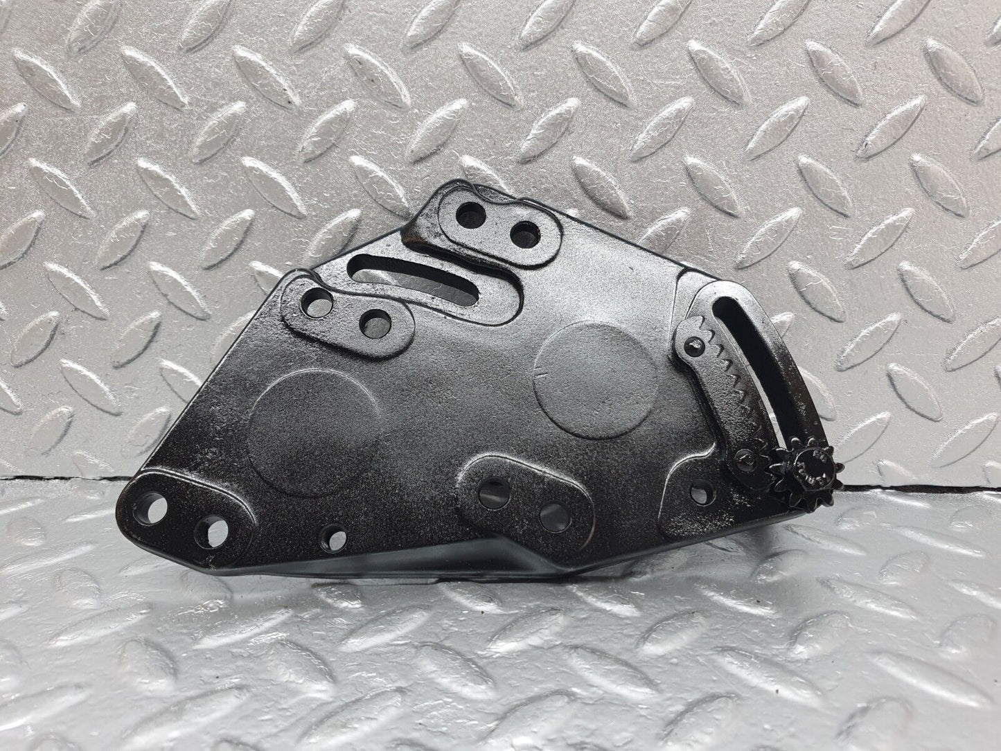 43551 Mercedes-Benz C126 380SEC Coupe Power Steering Pump Bracket 1174661141