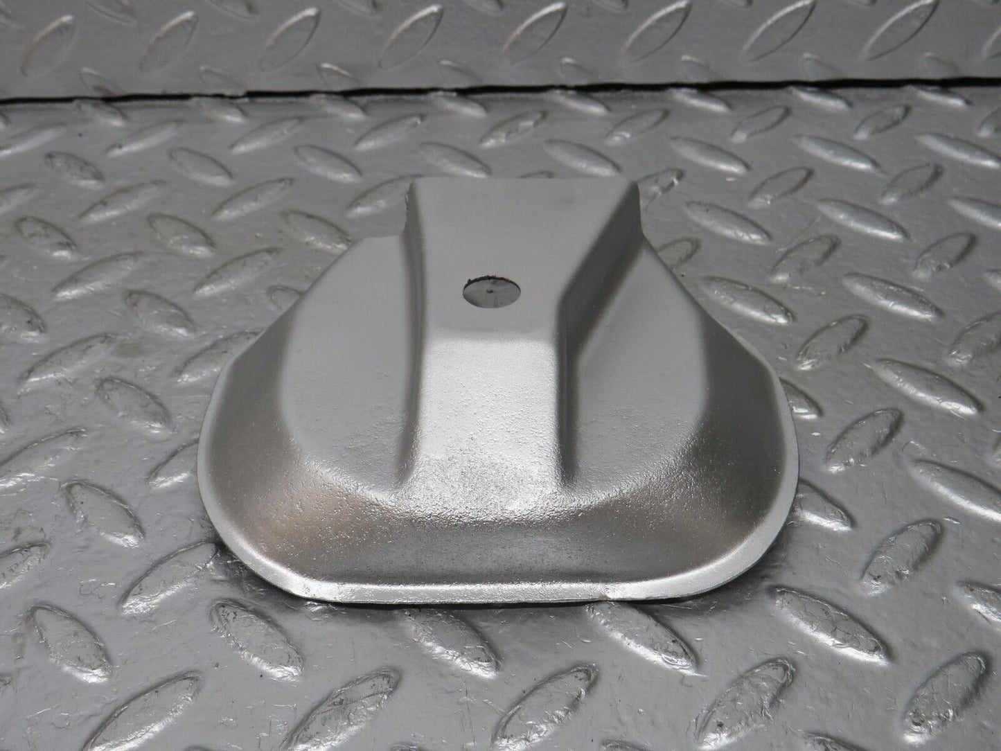 32991 Mercedes-Benz C107 R107 350 V8 Engine Mount Bracket