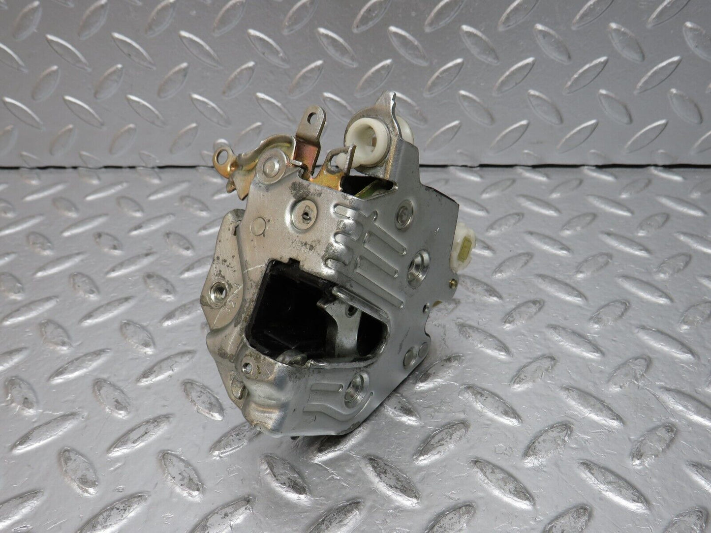 31794 Mercedes-Benz W201 190LE Front Right Door Lock Mechanism