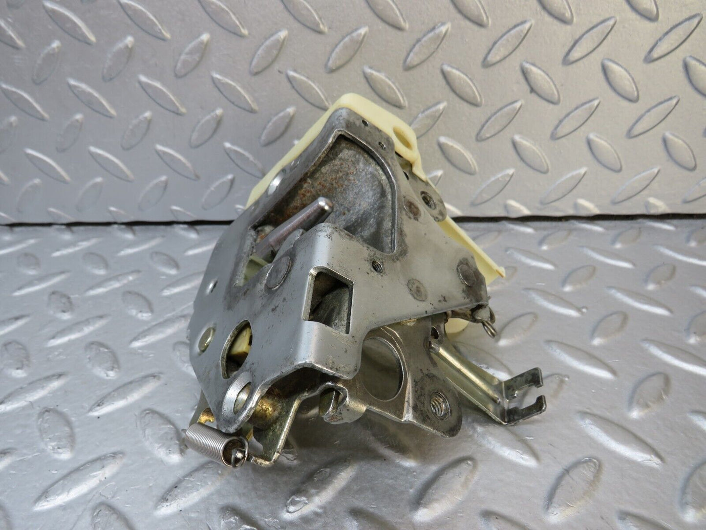 36972 Mercedes-Benz C126 420SEC Coupe Left Door Lock Mechanism