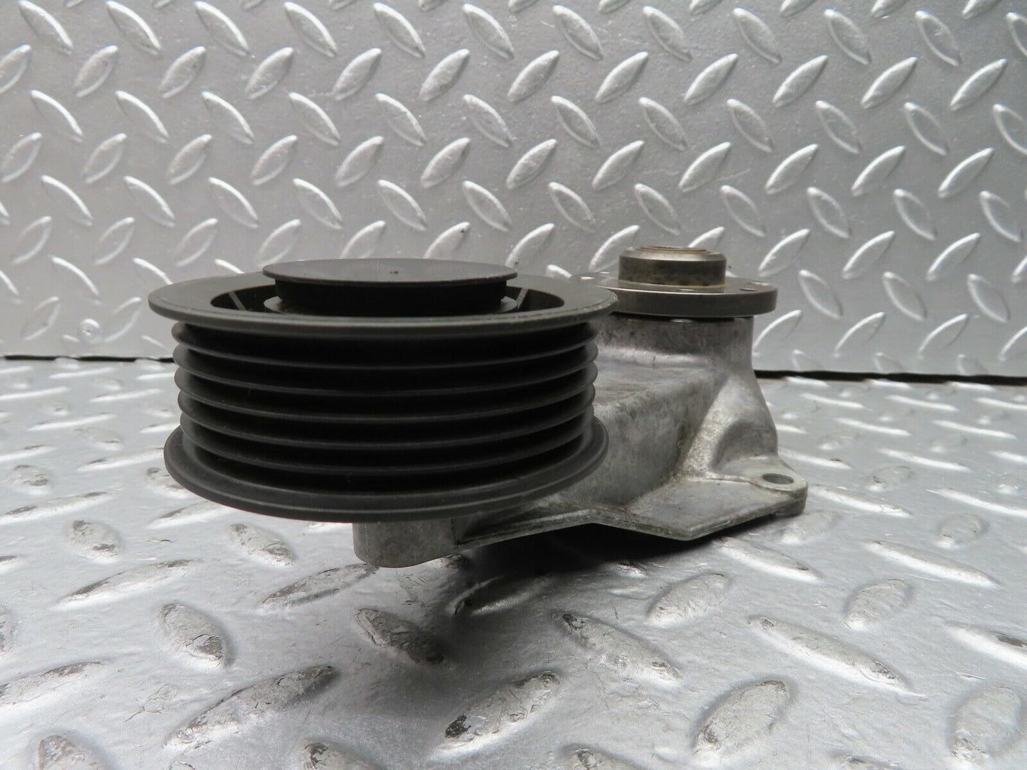 21713 Mercedes-Benz W126 300SE Engine Cooling Fan Clutch Bracket 1032050805