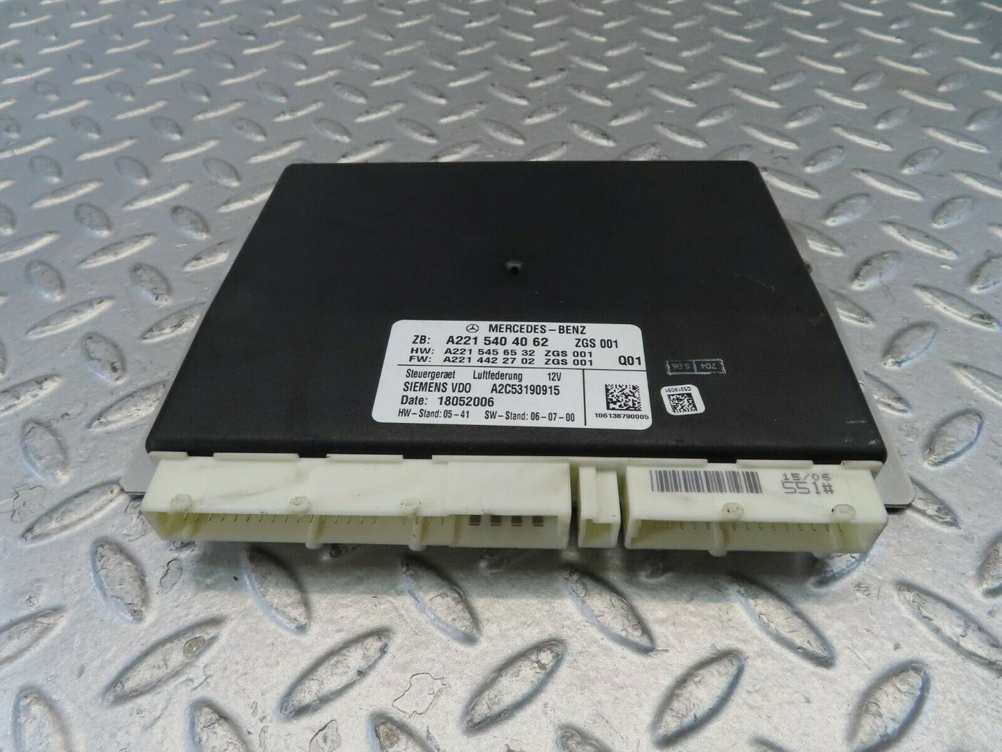 11127 Mercedes-Benz W221 S320 Air Suspension Control Module 2215404062