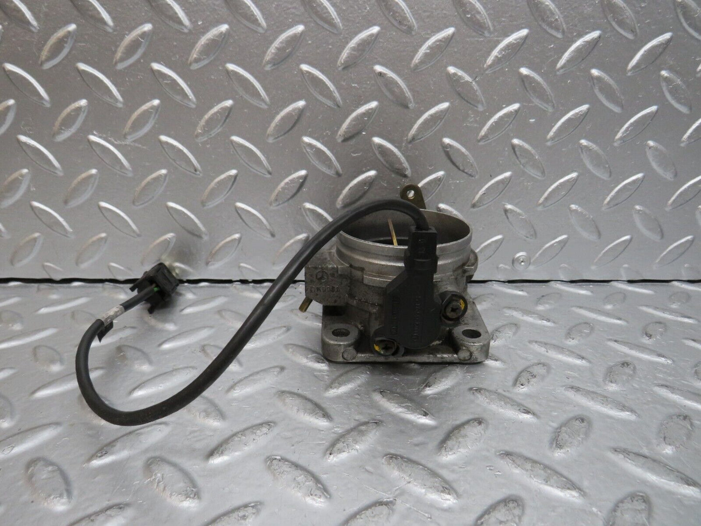 29392 Mercedes-Benz W124 230E Throttle Body Valve With Sensor 0011408153