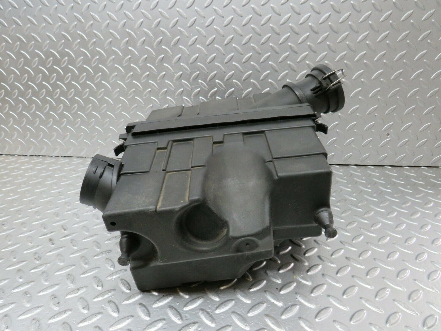 24356 Mercedes-Benz S124 220TE Wagon Air Filter Housing 1110940102