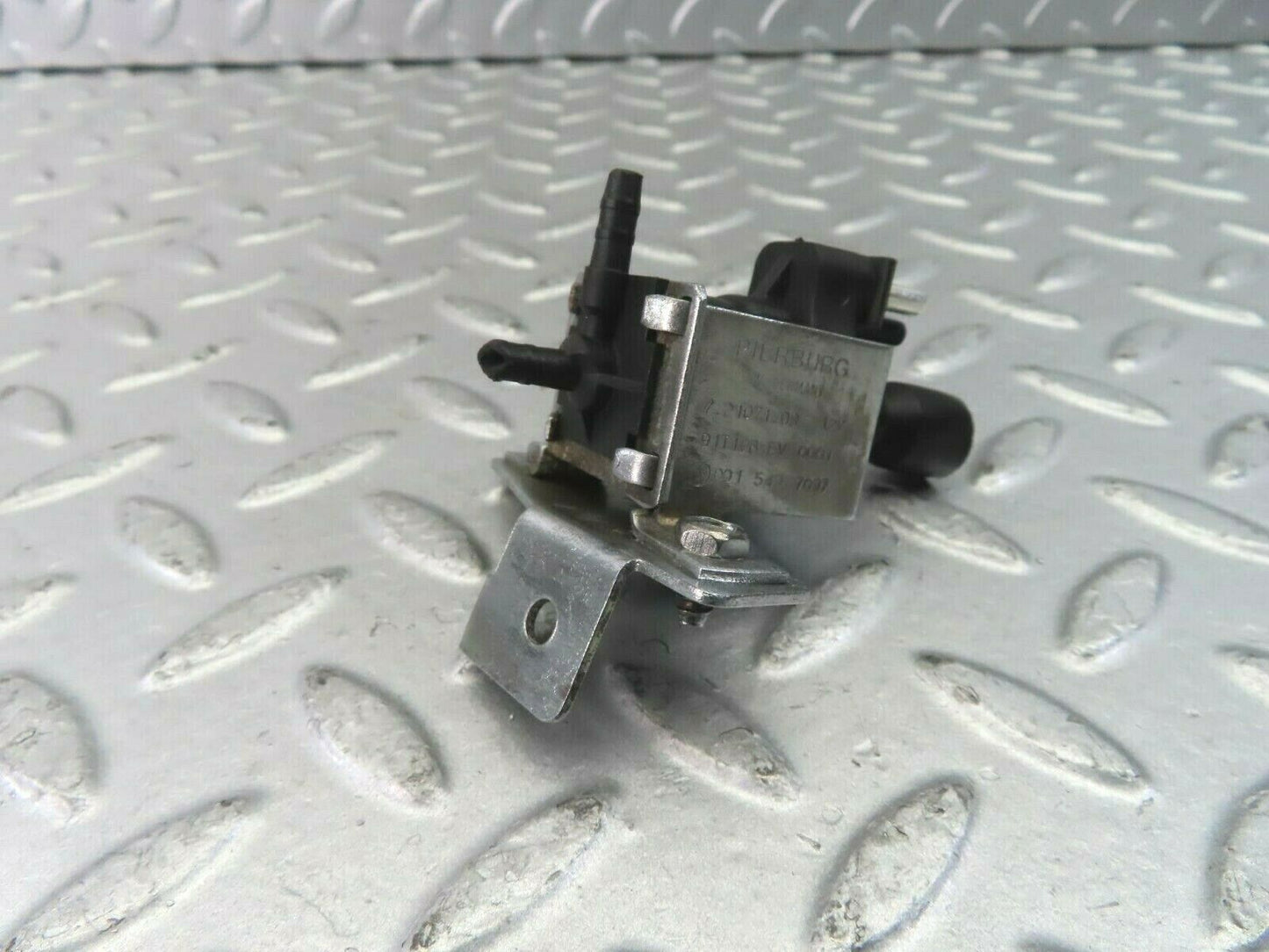 10393 Mercedes-Benz W201 190E Vacuum Control Valve Pierburg 0015407097
