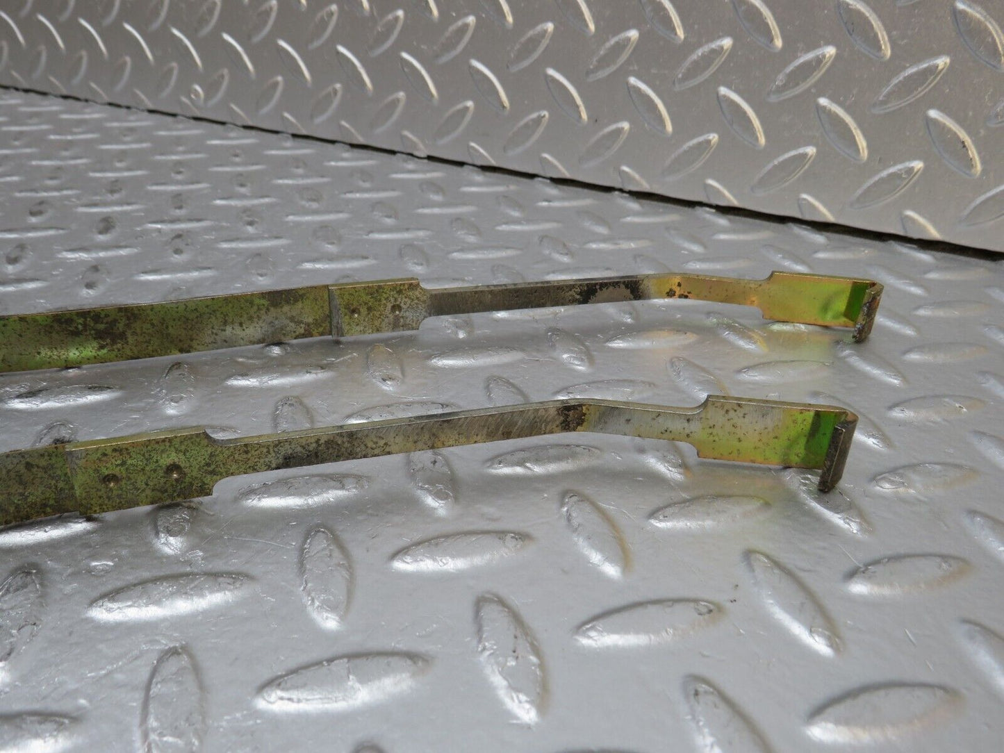 0449 Mercedes-Benz W123 230E Heater Box Holder Strap