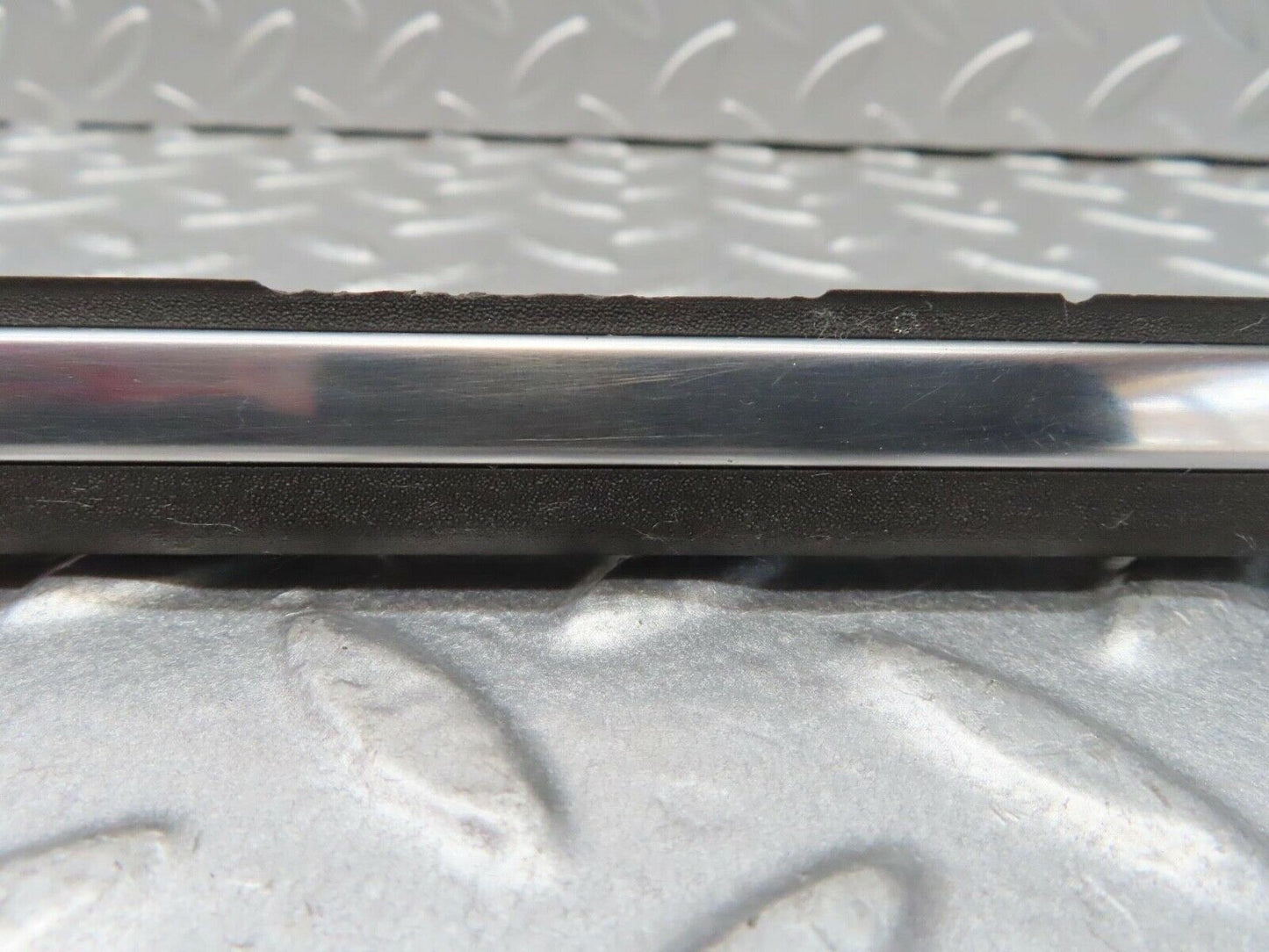 13444 Mercedes-Benz W123 200 Front Right Door Centre Moulding Trim