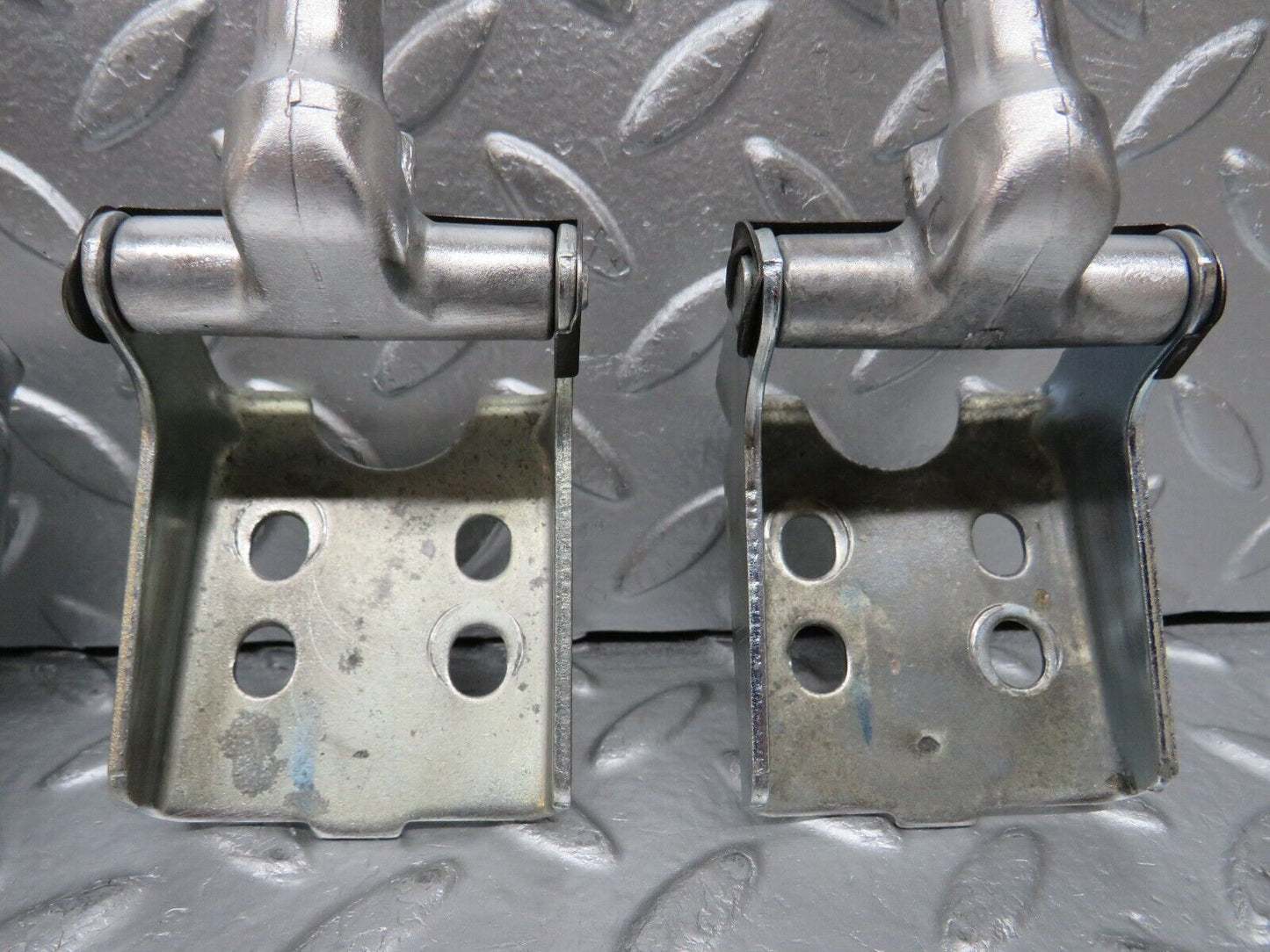 31363 Mercedes-Benz S124 220TE Wagon Rear Seat Hinge Set