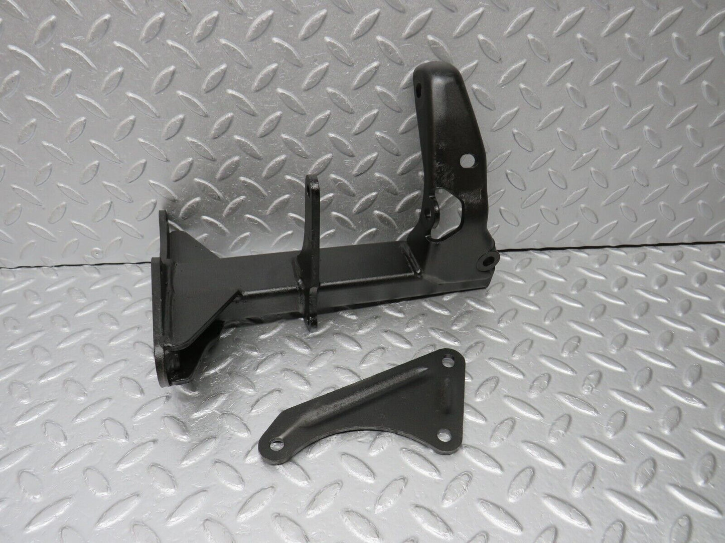39290 Mercedes-Benz R107 500SL Air Condition Compressor Mount Bracket