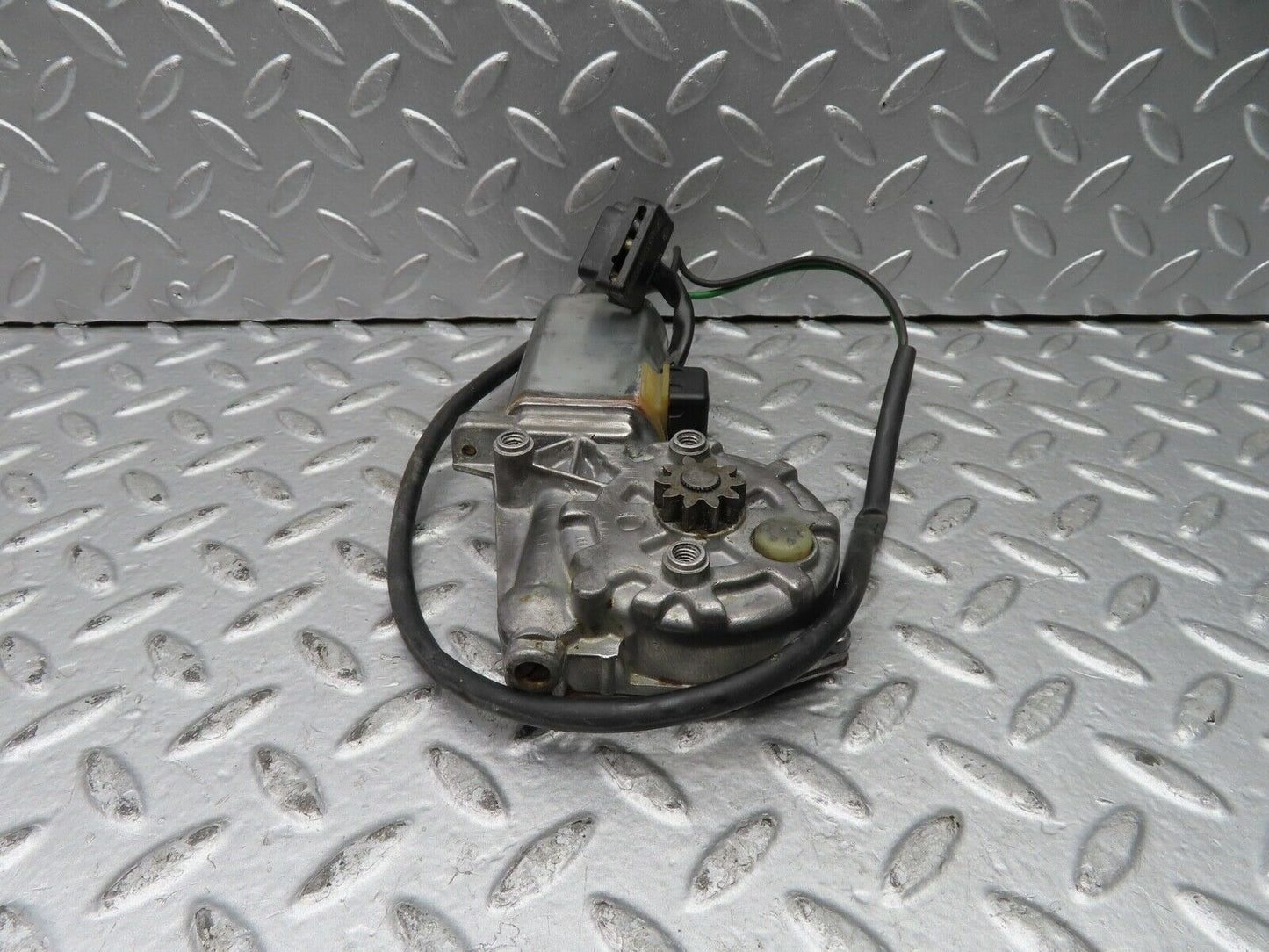 21441 Mercedes-Benz W126 300SE Rear Left Window Regulator Motor 0130821037