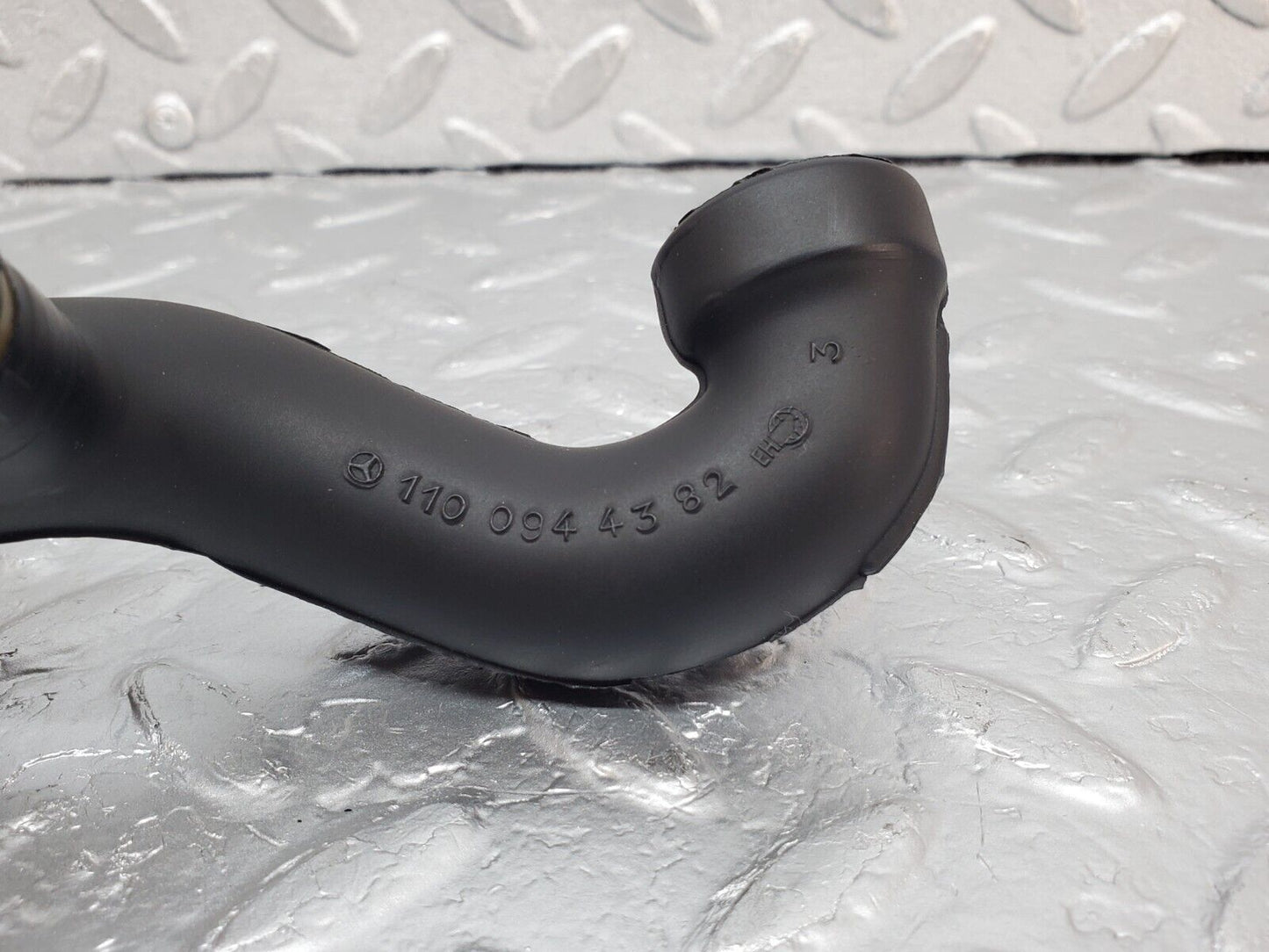 45381 Mercedes-Benz 280E M110.983 Air Intake Pipe 1100944382 1100942882