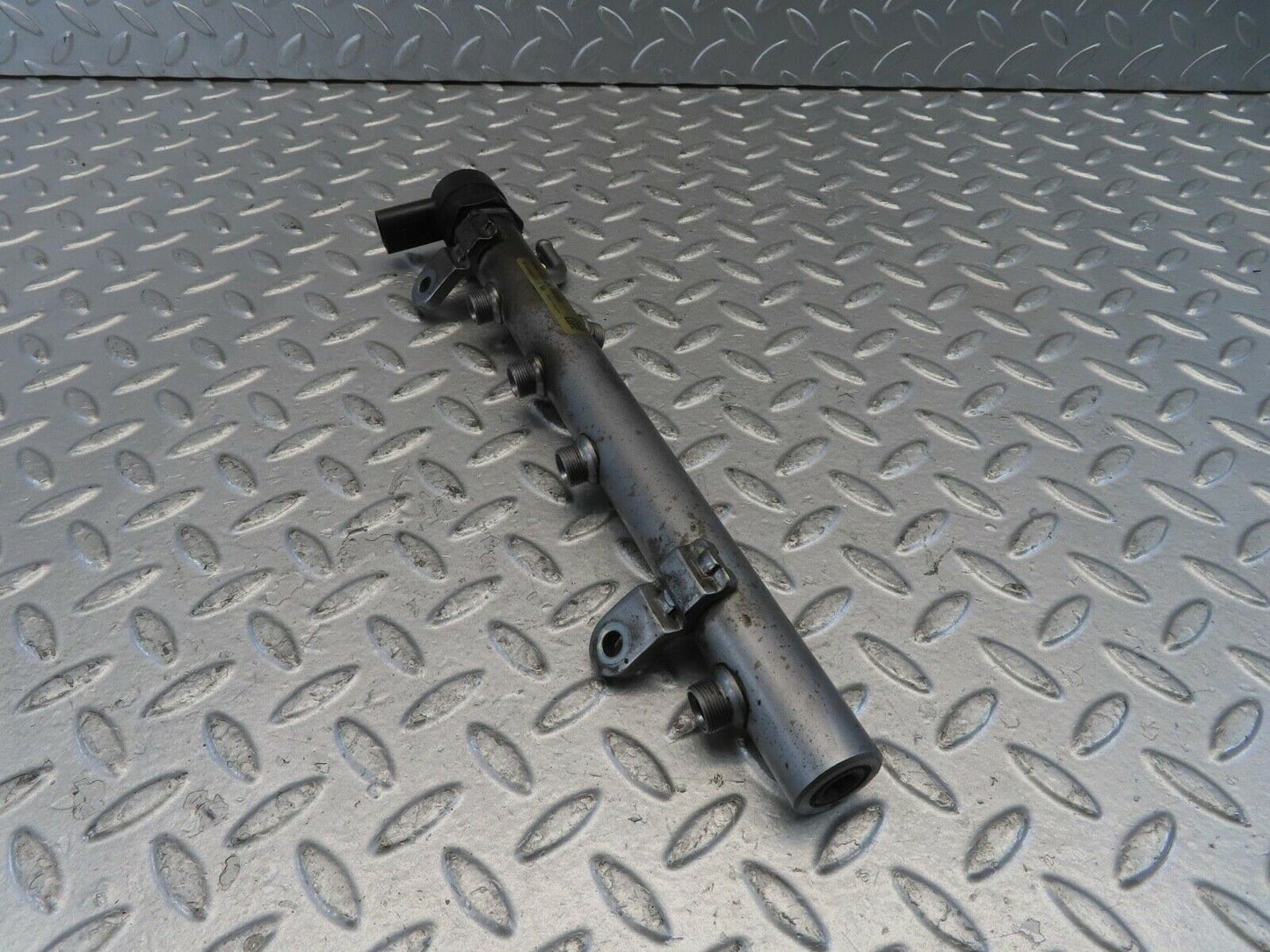 11208 Mercedes-Benz W221 S320 Fuel Rail Left Side With Pressure Sensor