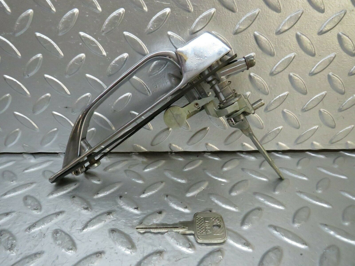 23720 Mercedes-Benz W116 350E Front Right Exterior Door Handle Key 1167600259