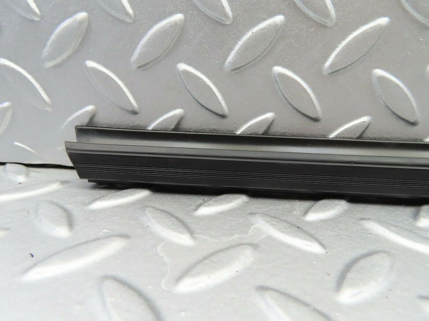 6553 Mercedes-Benz S124 E220 Wagon Window Weatherstrip Seal Rear Left