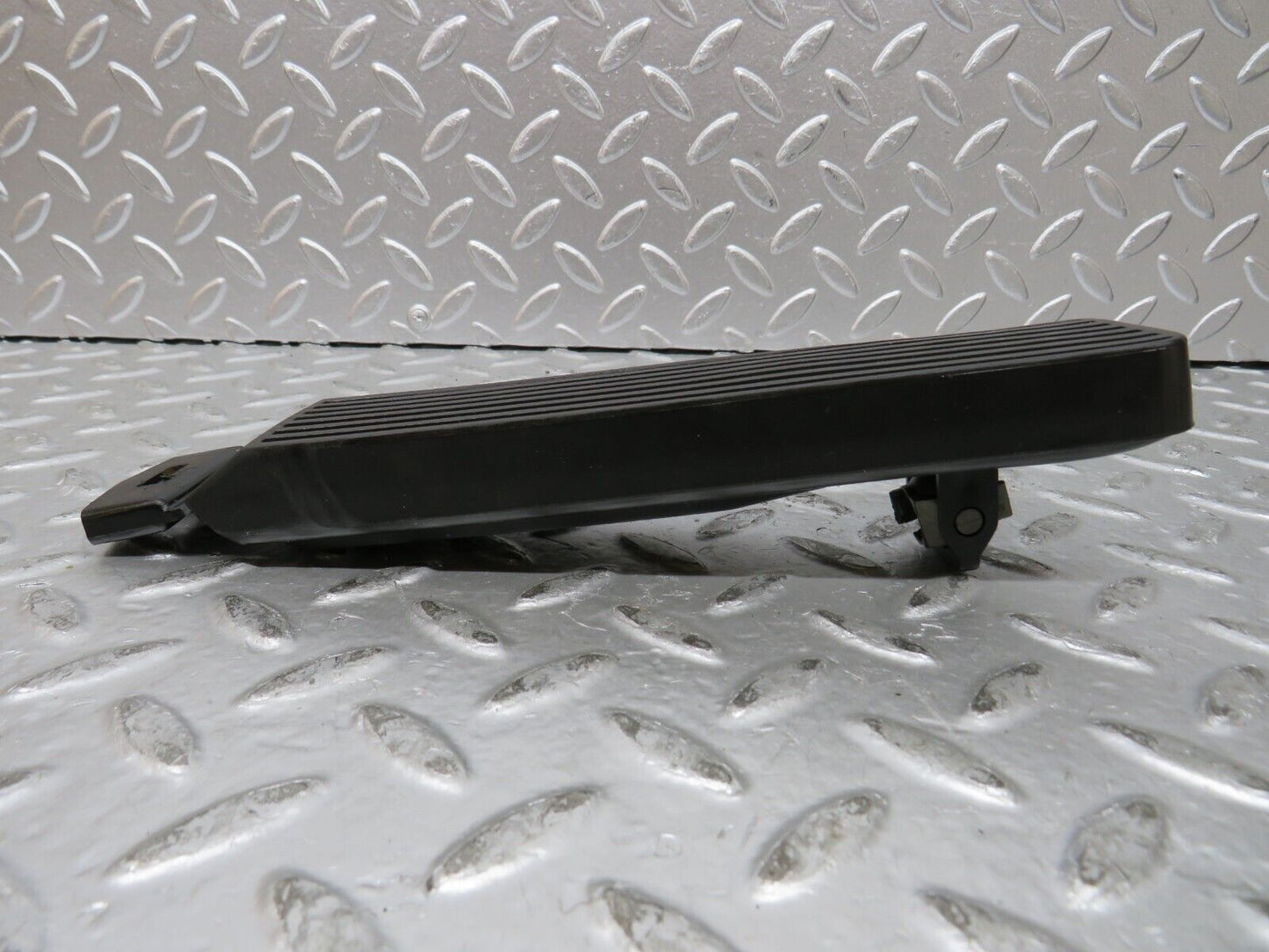 27291 Mercedes-Benz W123 280E Accelerator Pedal With Rubber 1233010082
