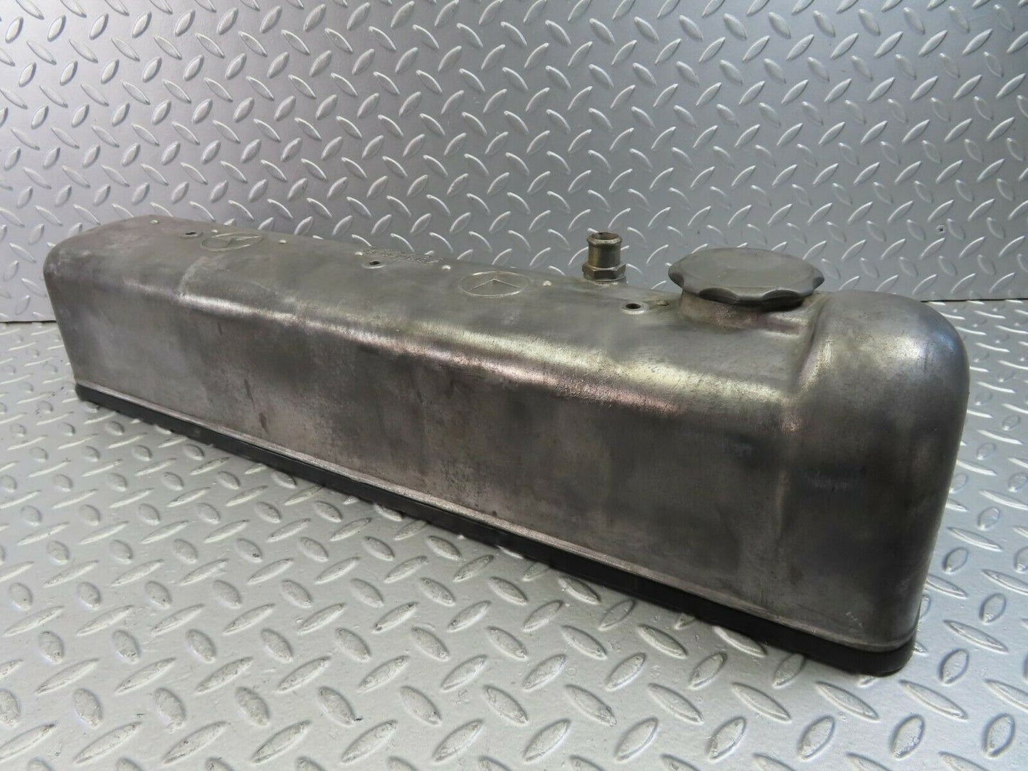 10197 Mercedes-Benz W111 220SE Cylinder Head Valve Cover 1800161305