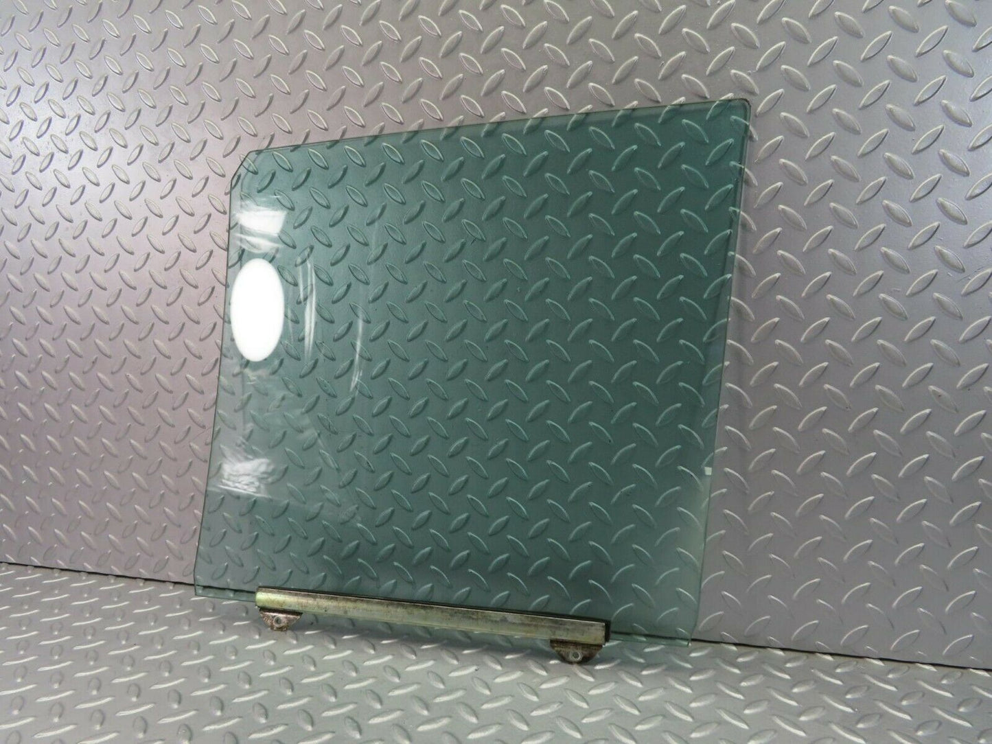 7863 Mercedes-Benz W115 220D Front Right Door Window Glass