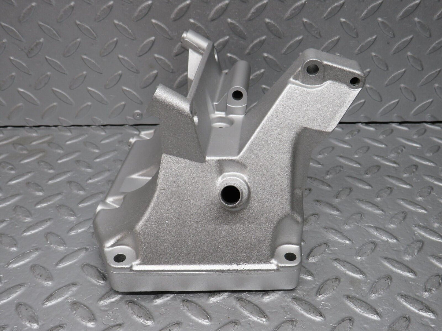 38135 Mercedes-Benz A124 320E Cabriolet Power Steering Pump Bracket 1031310935