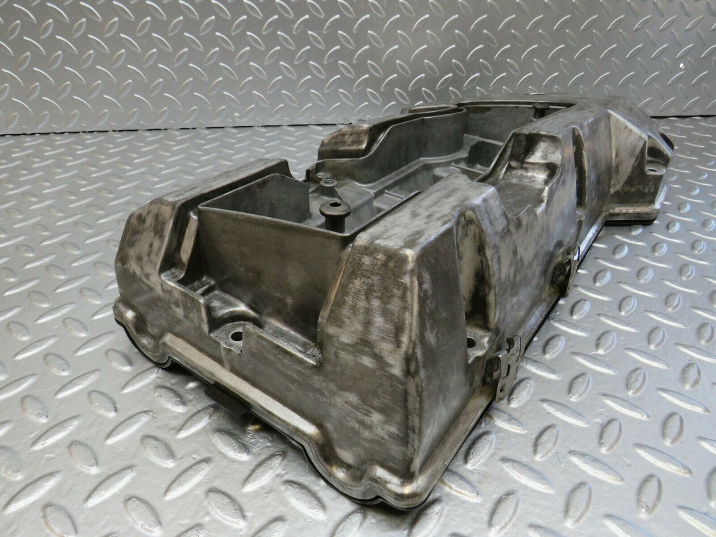 24389 Mercedes-Benz S124 220TE Wagon Cylinder Head Valve Cover 1110100330