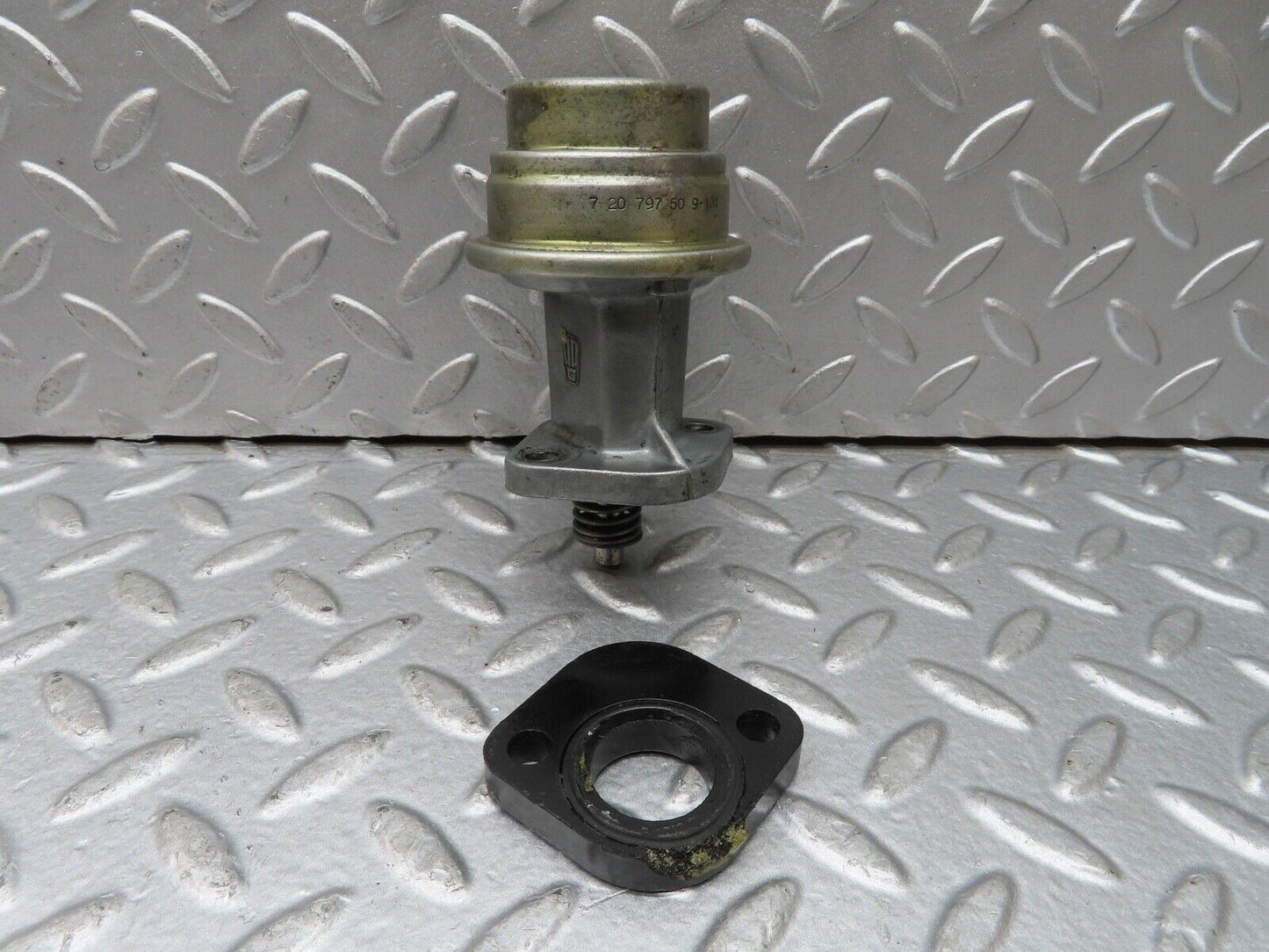 18853 Mercedes-Benz W121 190b Ponton Fuel Pump Pierburg 720797509