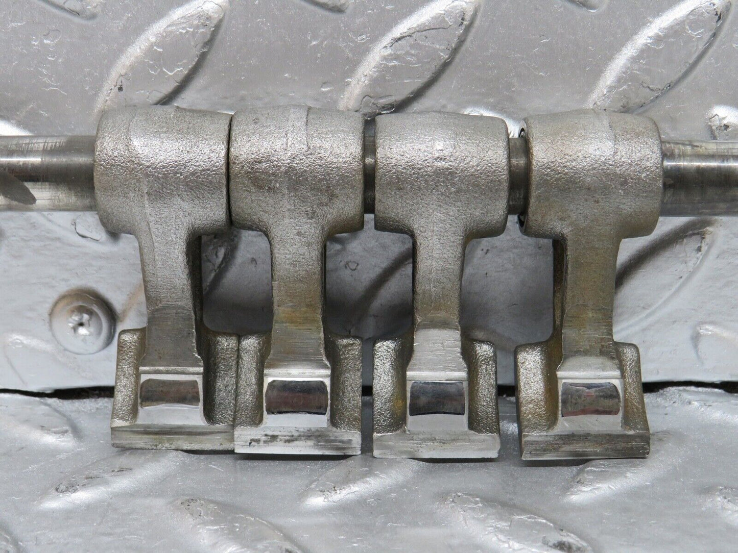 0362 Mercedes-Benz W123 220D  Camshaft Rocker Arm With Shaft