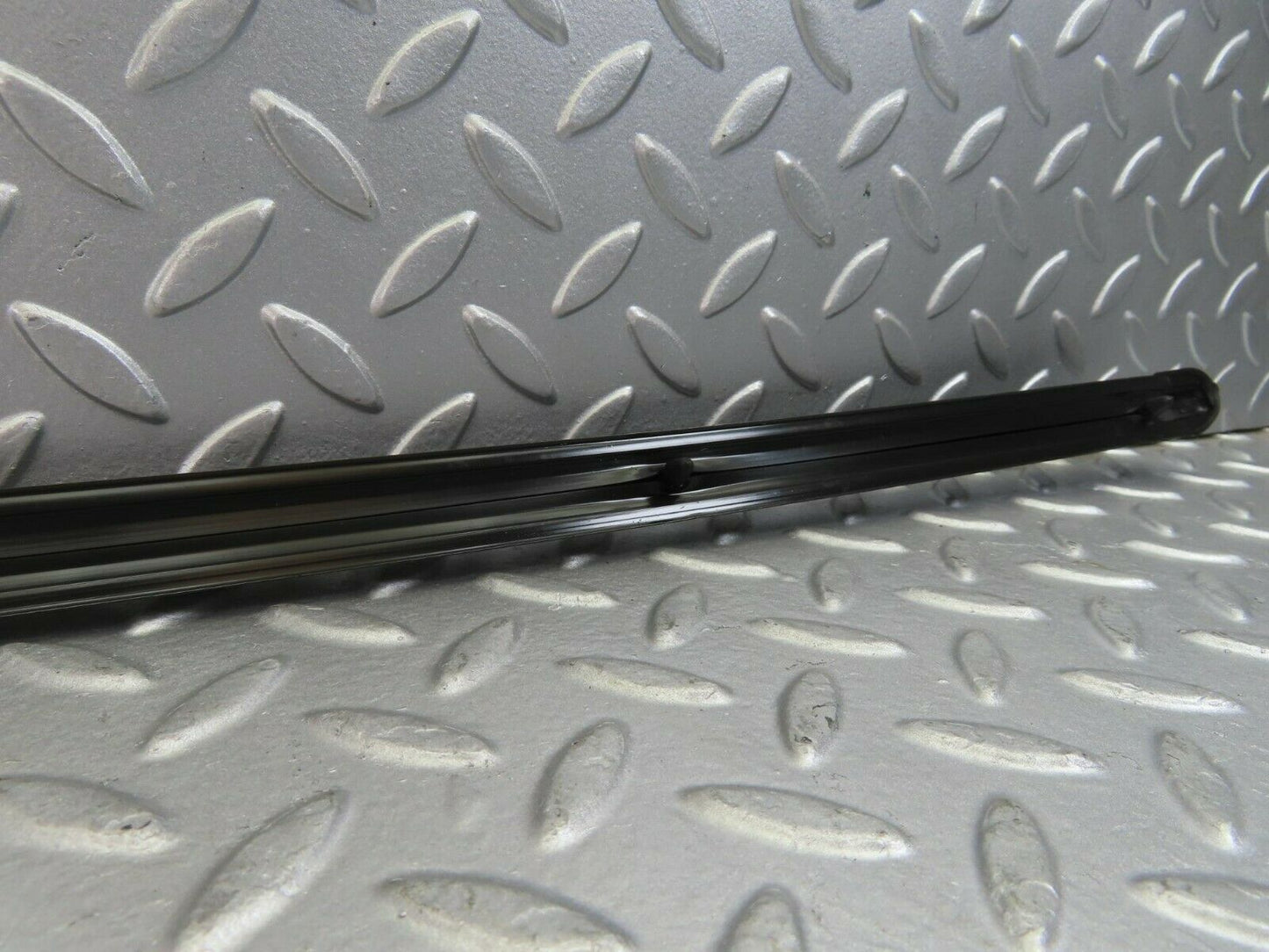 10275 Mercedes-Benz W123 Front Right Fender Centre Moulding Trim