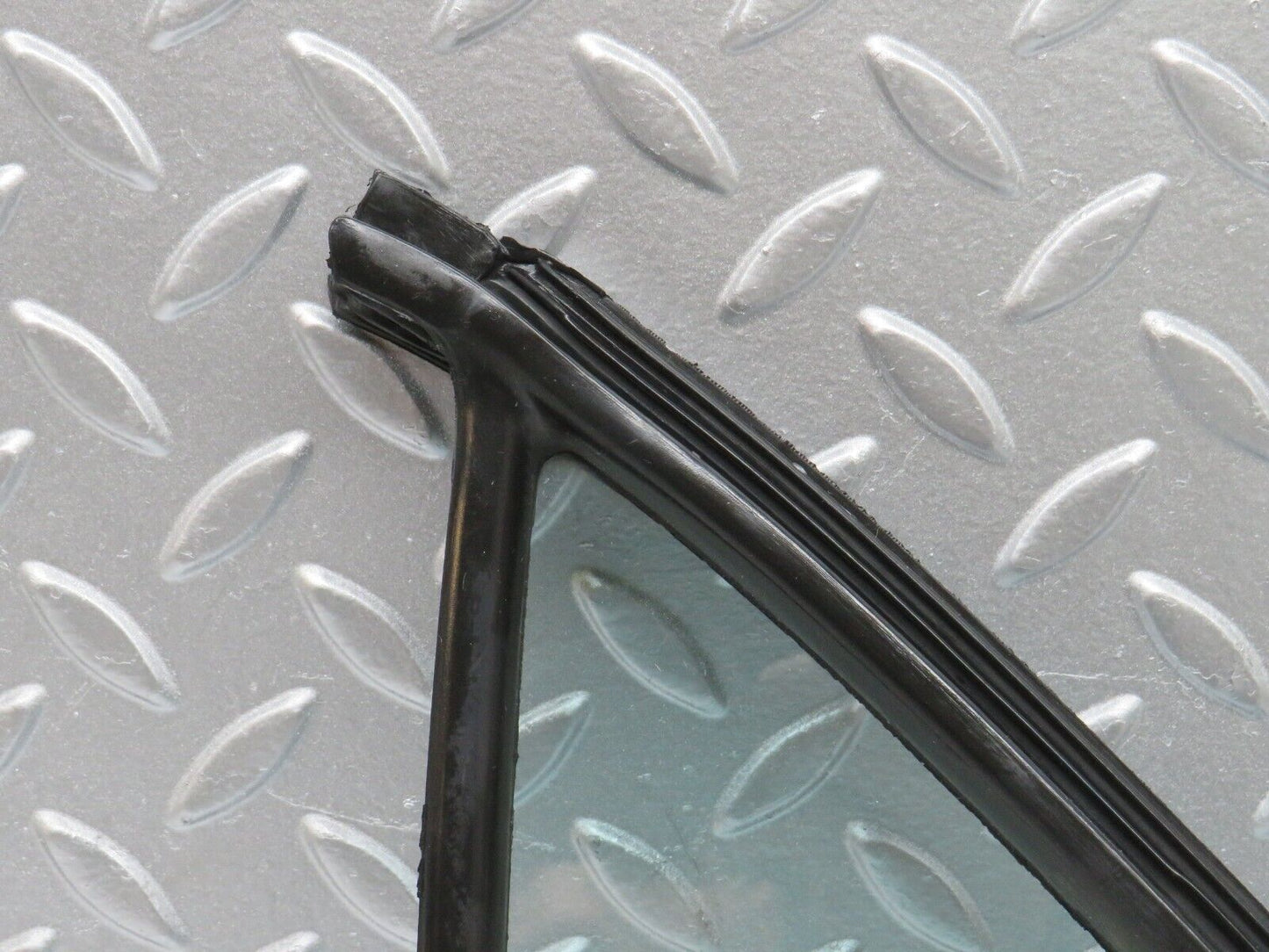 33141 Mercedes-Benz W126 Rear Left Quarter Window Glass 1267350124