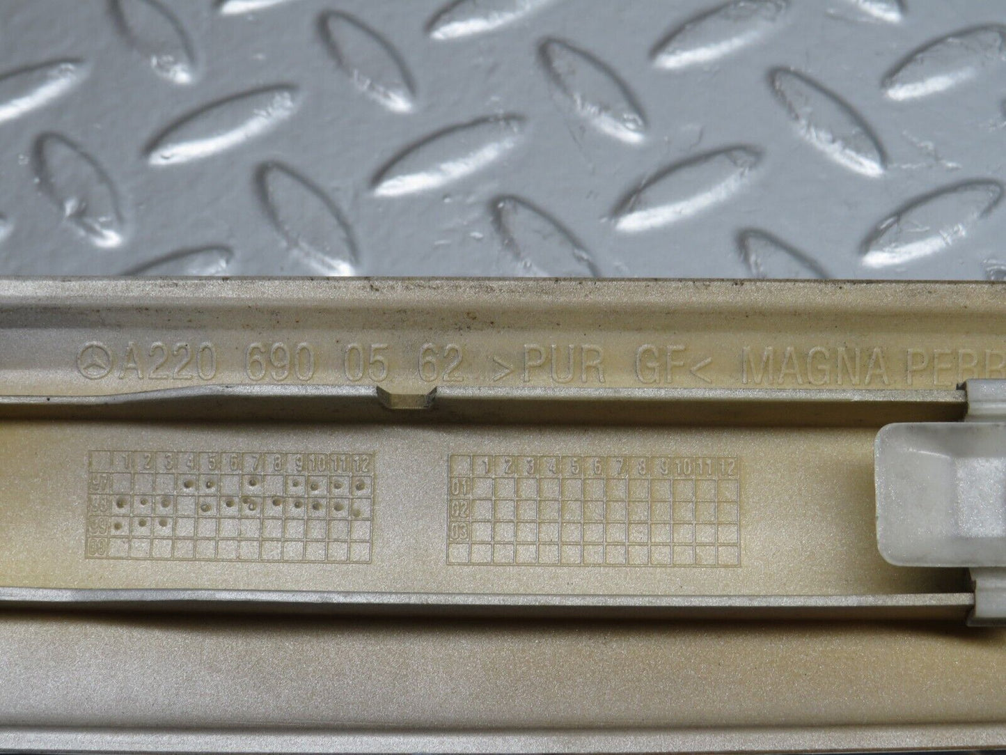 32287 Mercedes-Benz W220 S430 Front Left Door Centre Moulding Trim 2206900562