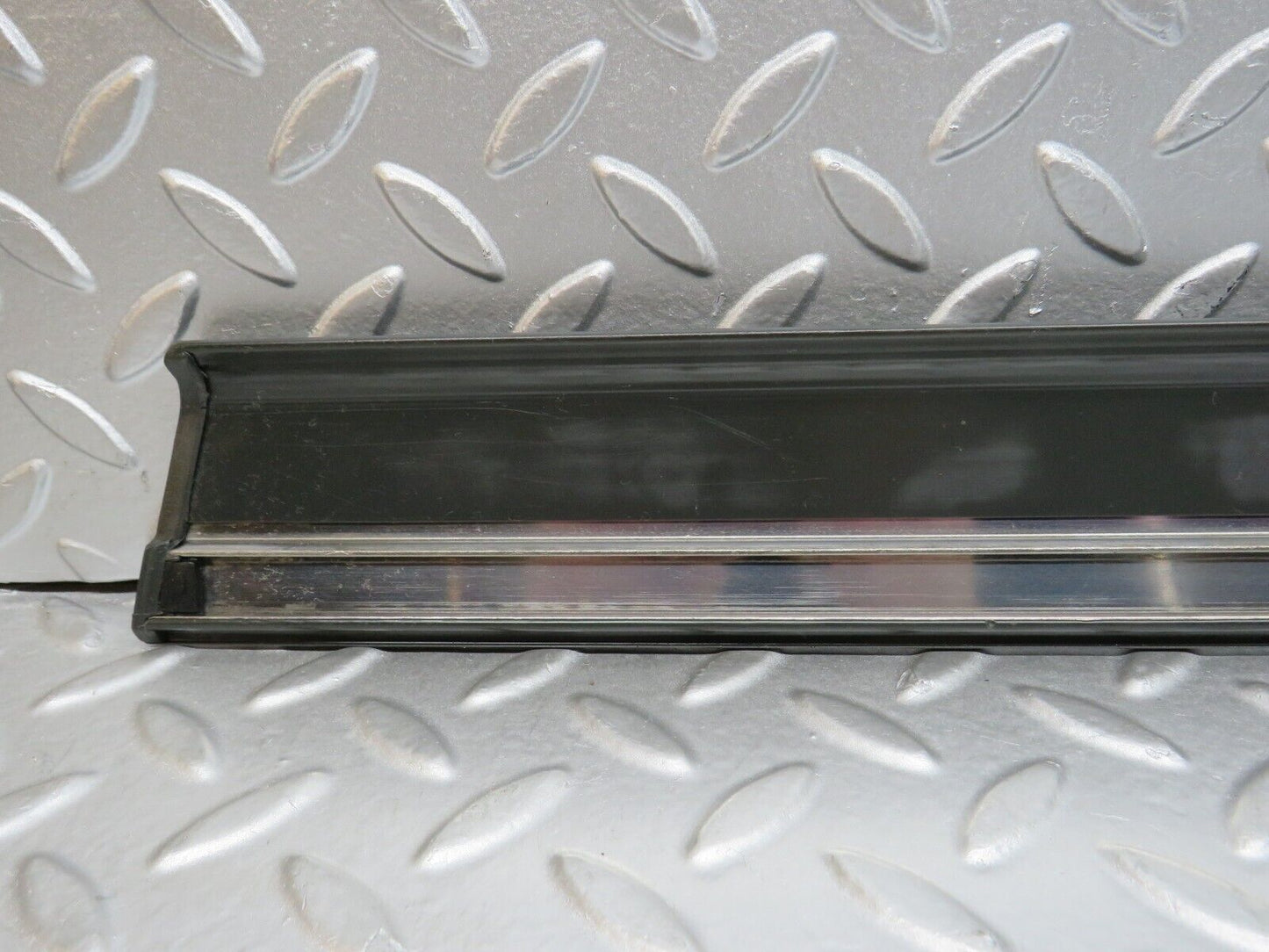 32302 Mercedes-Benz S124 300TE Wagon Front Left Door Centre Moulding Trim