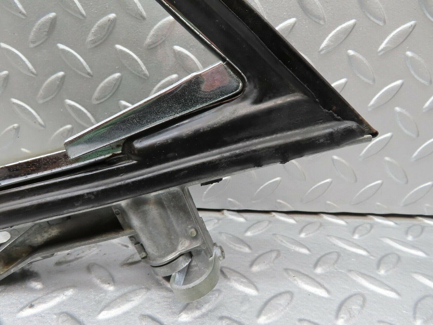 12384 Mercedes-Benz W108 Front Right Quarter Window Glass