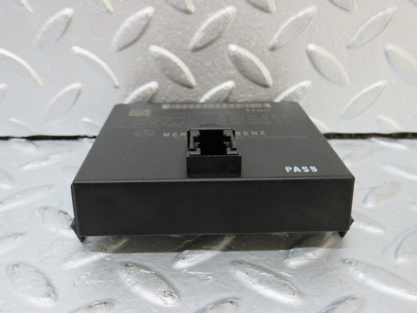 35147 Mercedes-Benz W221 Central Gateway ECU 2215407045