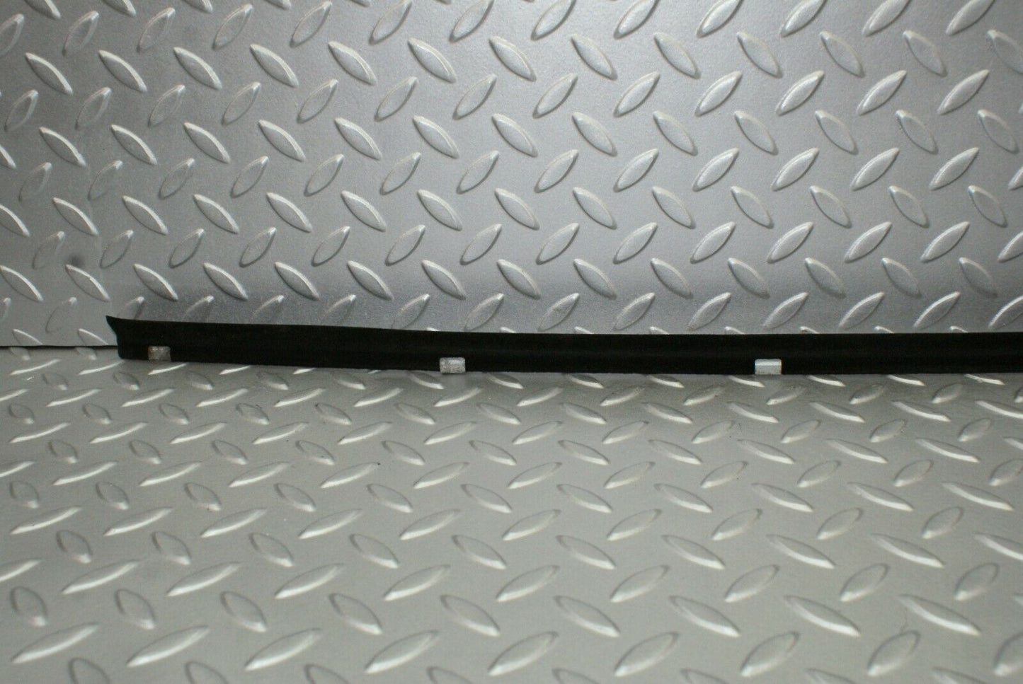 2647 Mercedes-Benz W116 350SE Glass Seal Trim Rubber Front Right