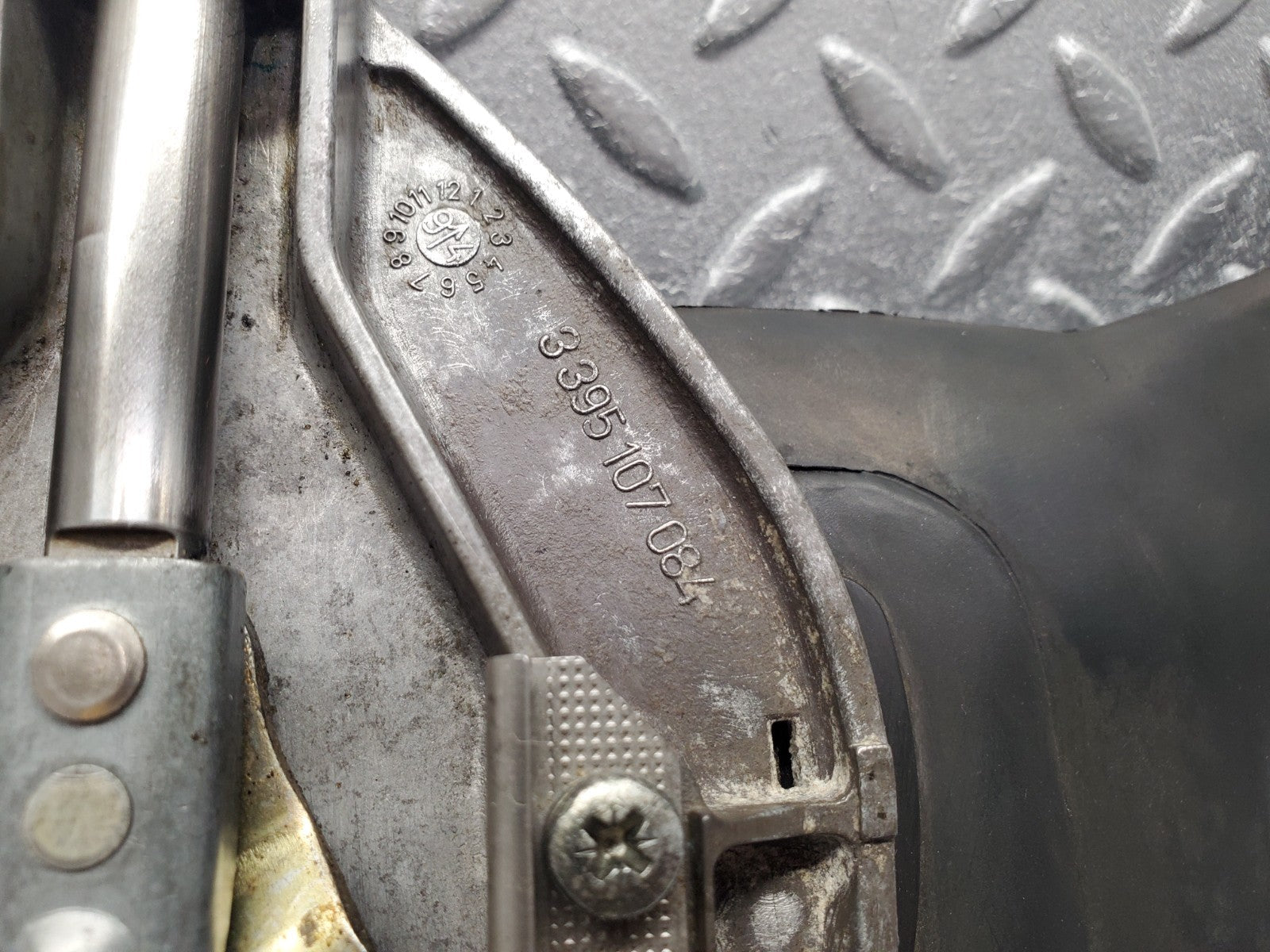 W124 Wagon windscreen wiper mechanism linkage used OEM