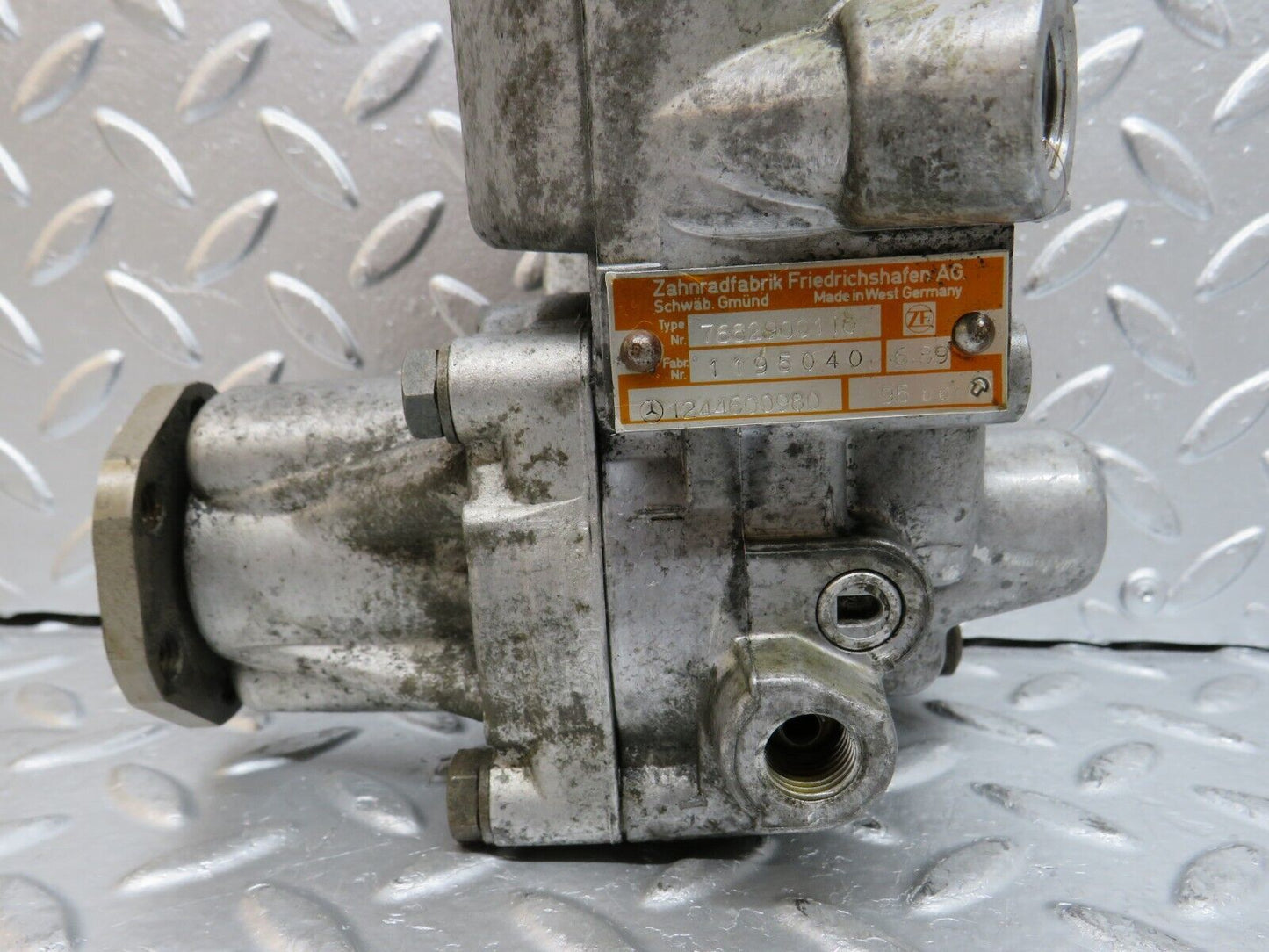 29505 Mercedes-Benz W124 230E Power Steering Pump 1244600980 7682900110