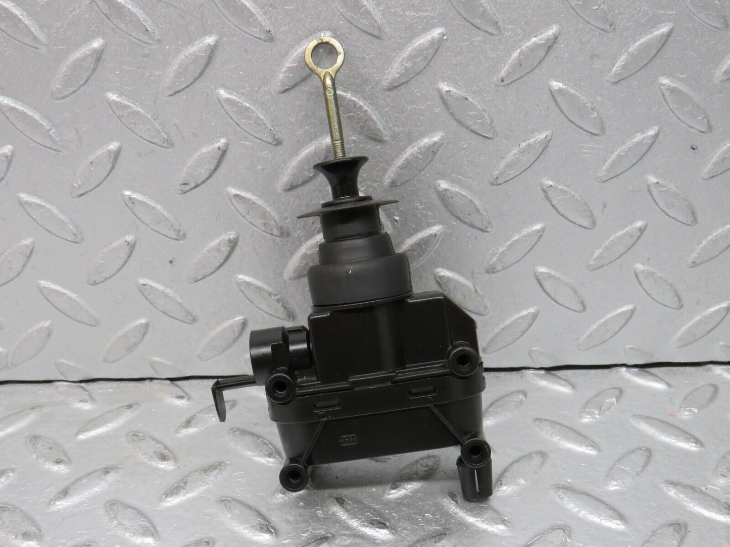 37772 Mercedes-Benz A124 320E Cabriolet Left Door Lock Vacuum Actuator