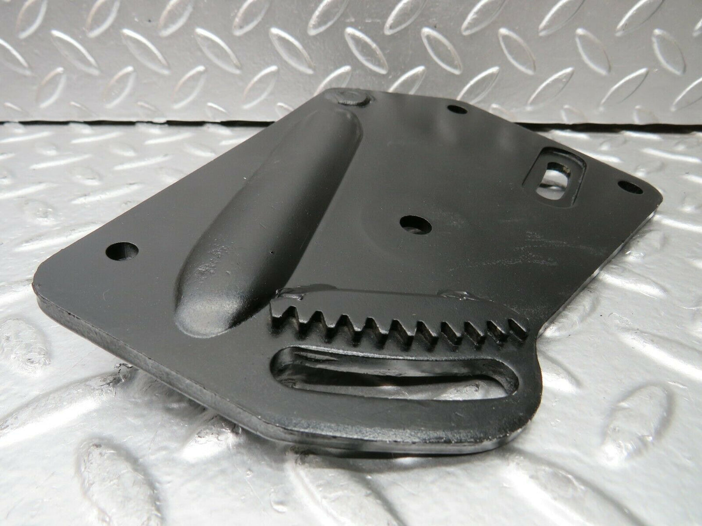 22874 Mercedes-Benz C107 450SLC Coupe Power Steering Pump Bracket