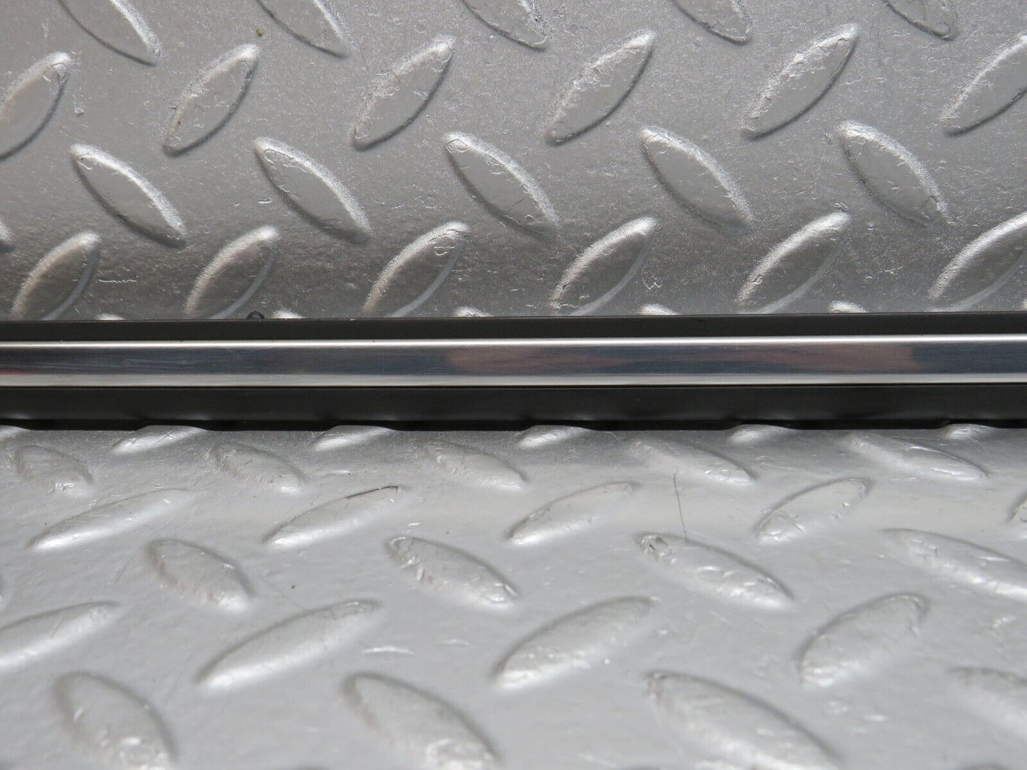 40638 Mercedes-Benz W123 300D Front Right Fender Wing Centre Moulding Trim