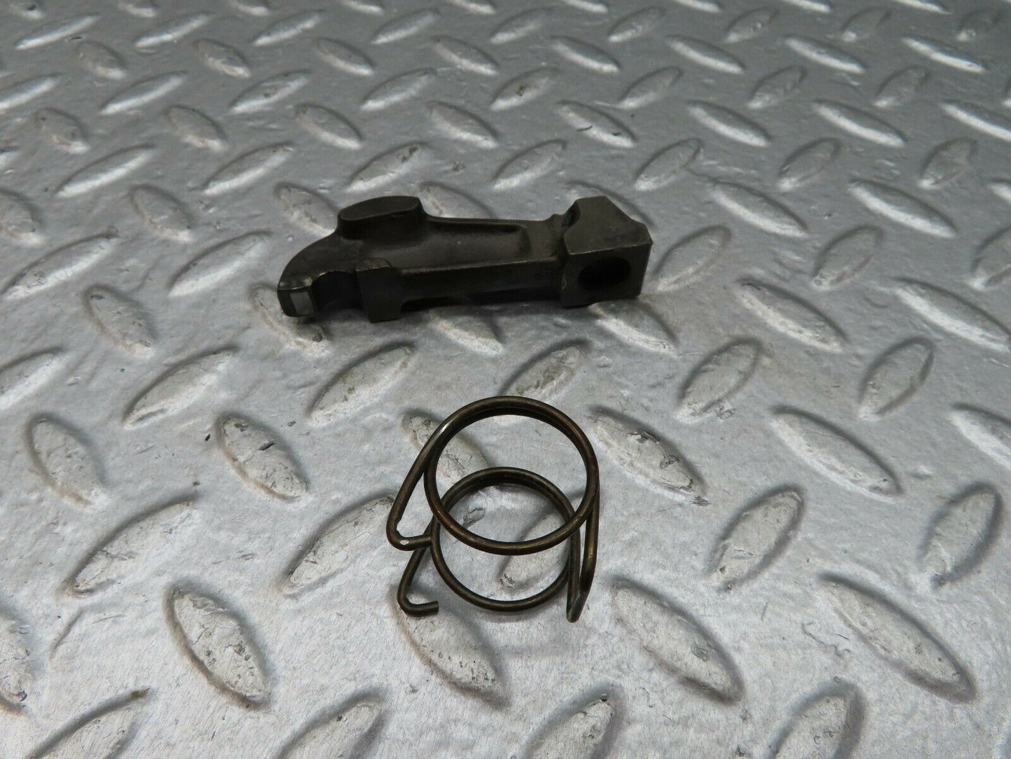 18062 Mercedes-Benz W123 200 Valve Rocker Arm With Retaining Spring