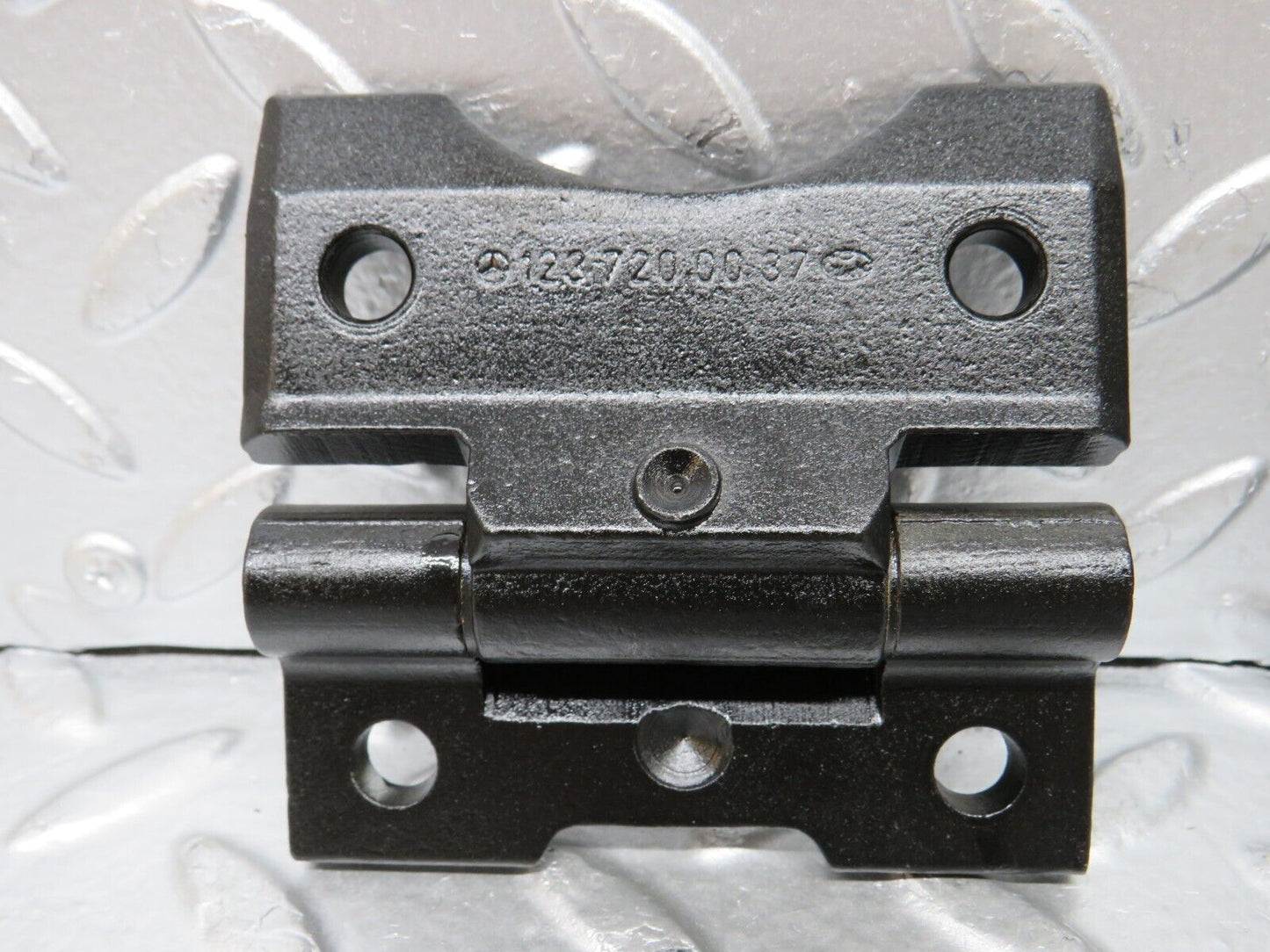26868 Mercedes-Benz W123 240D Door Hinge Pair 1237200037