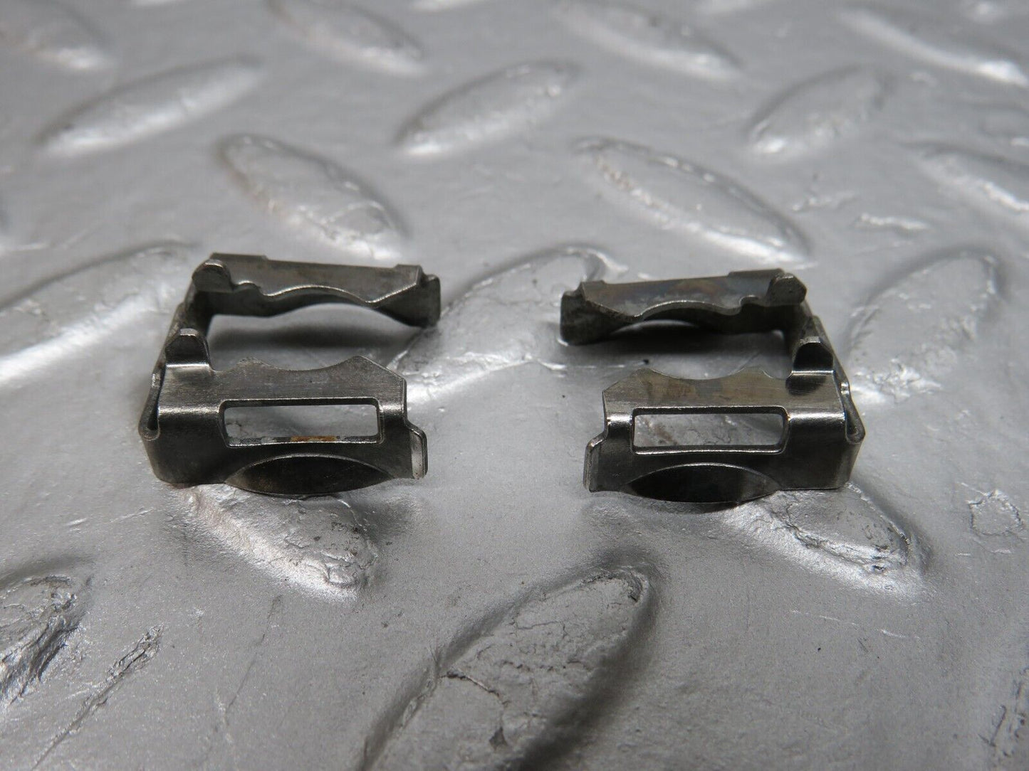 39777 Mercedes-Benz R129 320SL Coupe Fuel Injector Bracket 2x