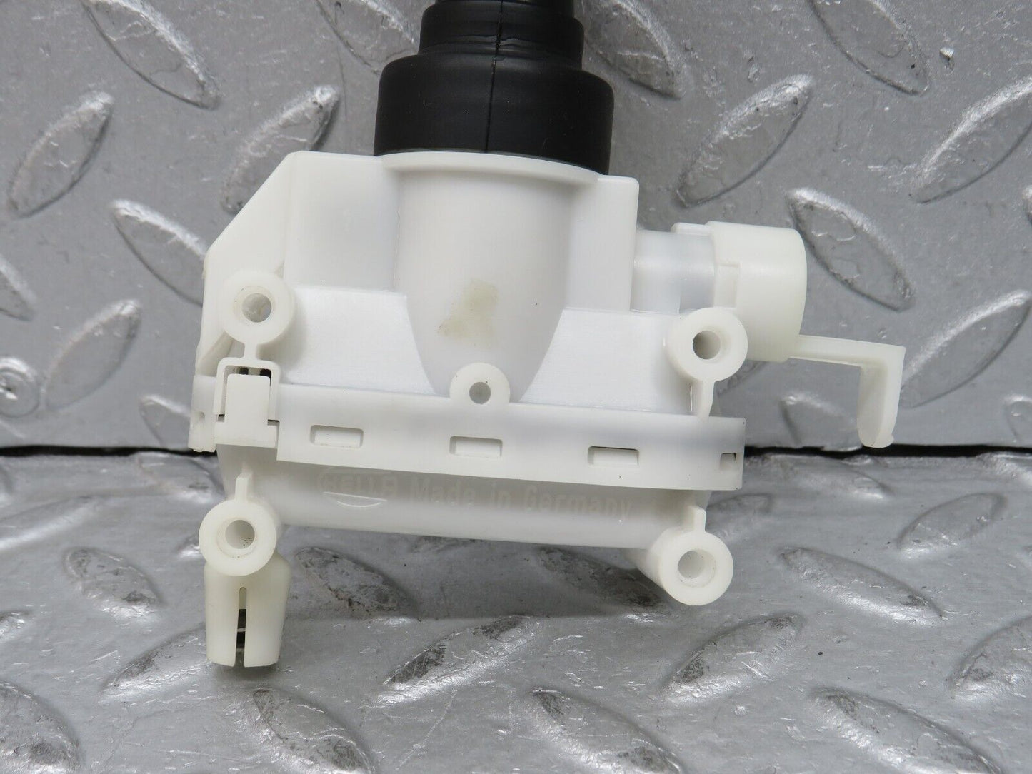 37771 Mercedes-Benz A124 320E Cabriolet Right Door Lock Vacuum Actuator