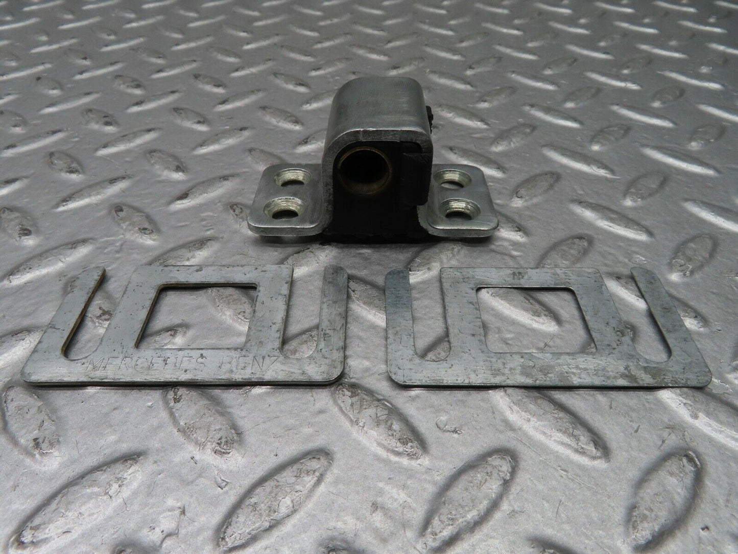 21140 Mercedes-Benz W123 230E Door Lock Latch Right Side