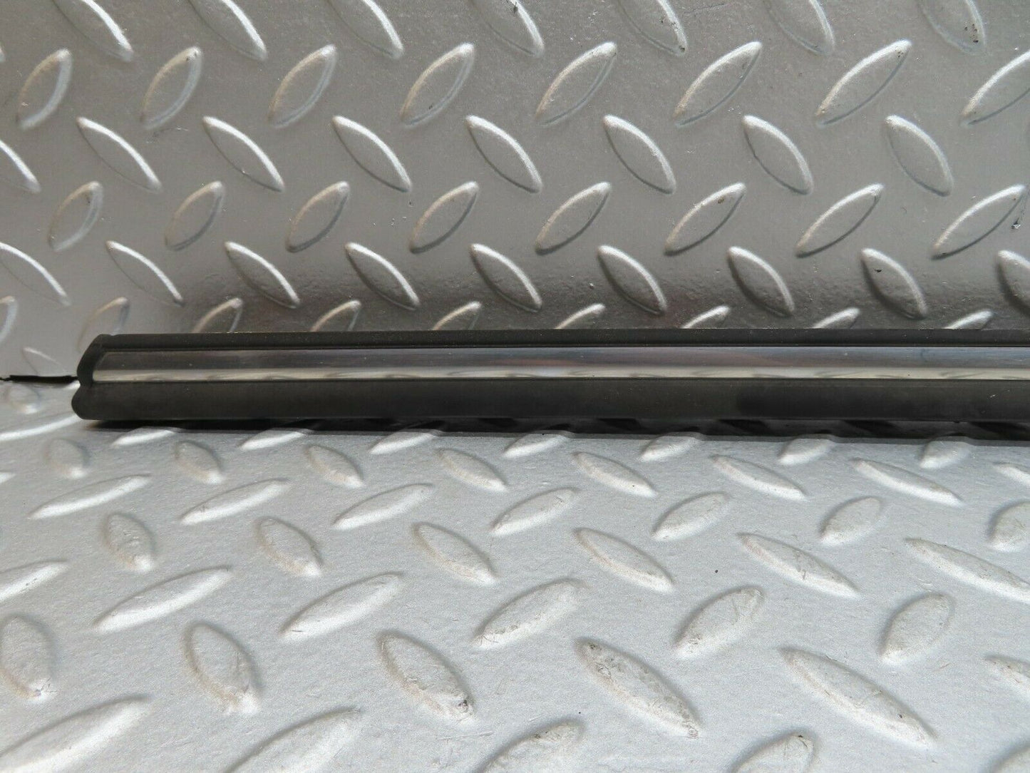 17894 Mercedes-Benz W116 450SEL Front Right Door Centre Chrome Trim