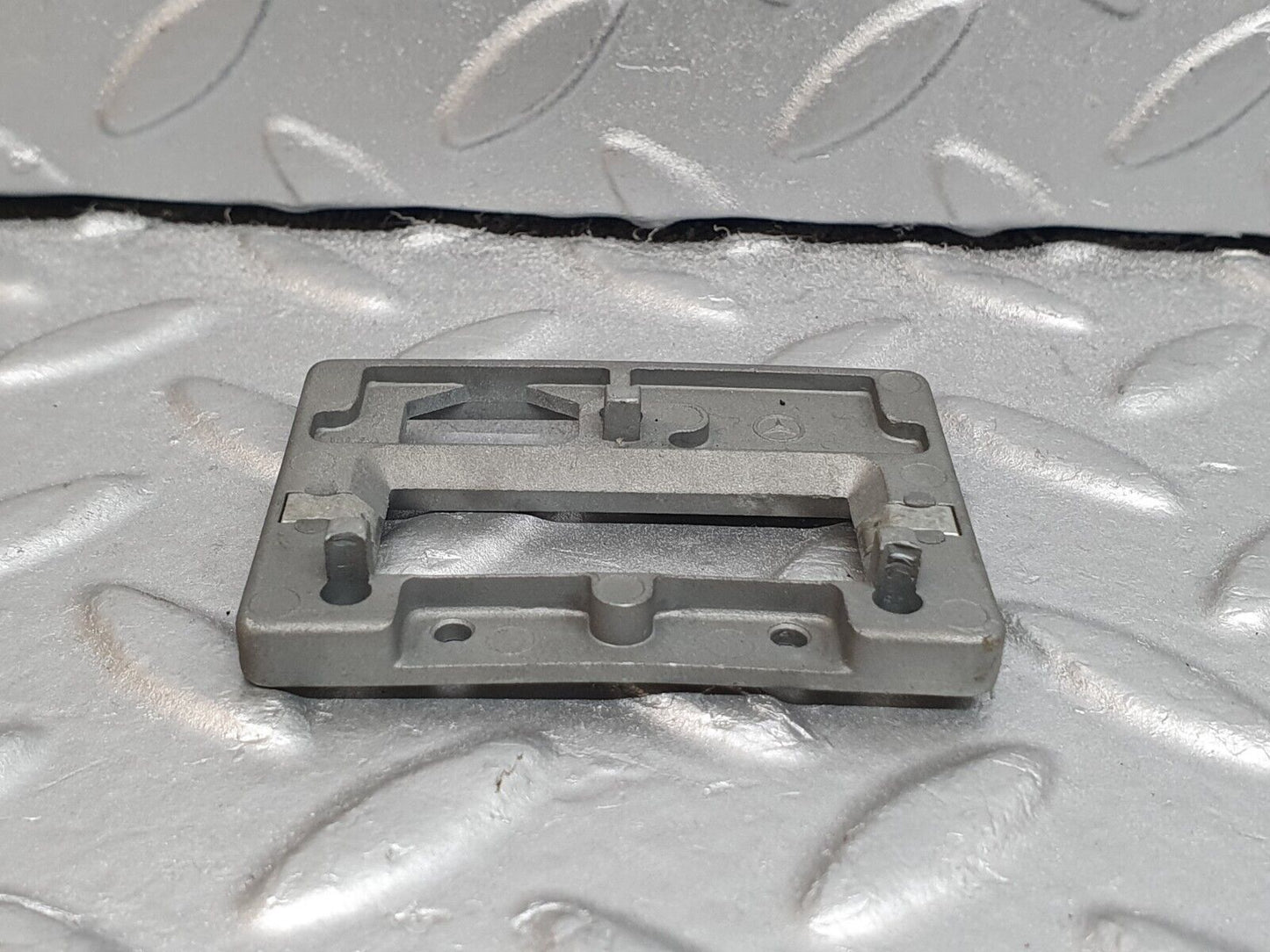 42082 Mercedes-Benz W202 C200 Rear View Mirror Bracket