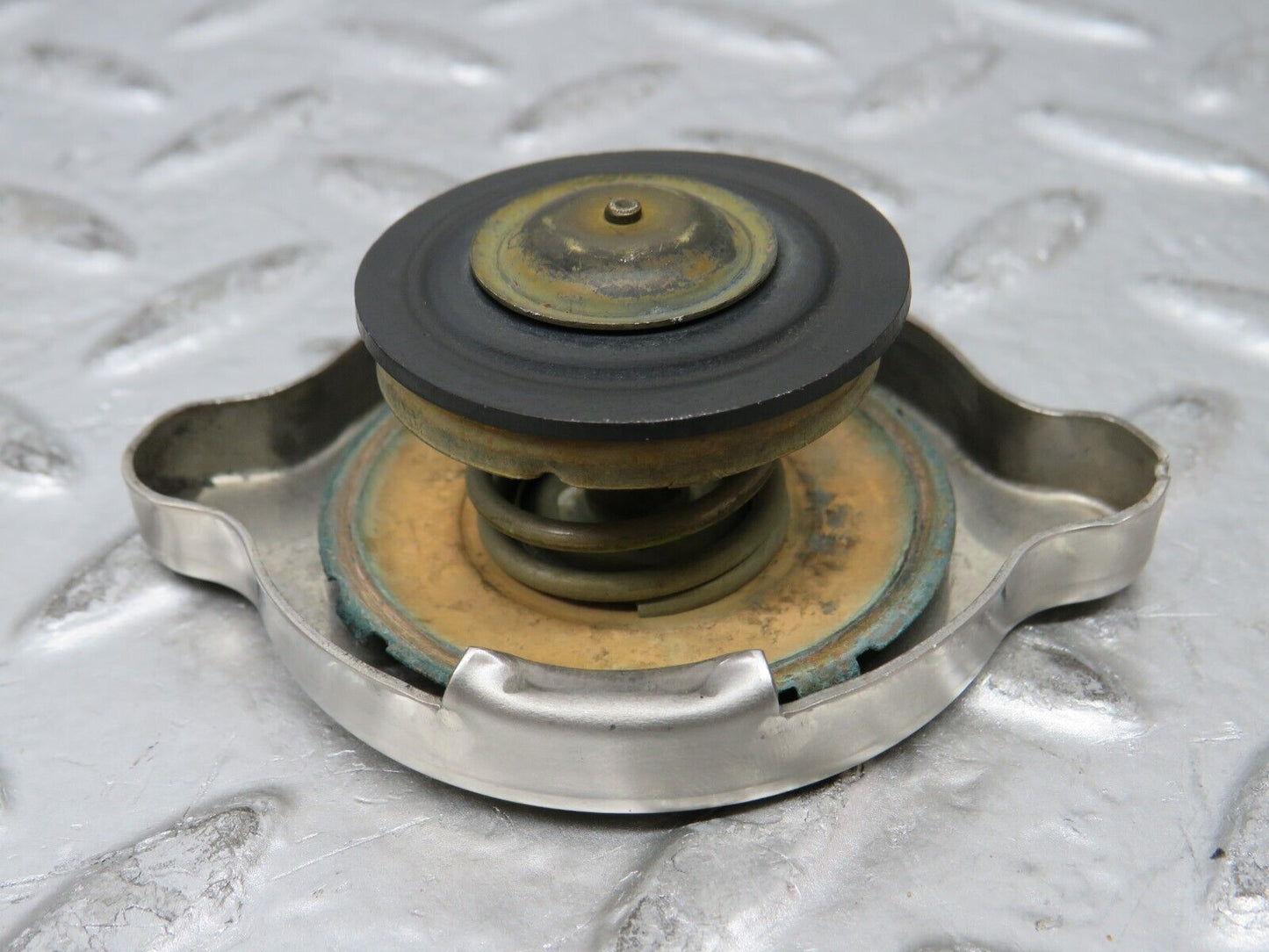 26993 Mercedes-Benz W123 240D Radiator Cap Behr 1235010015