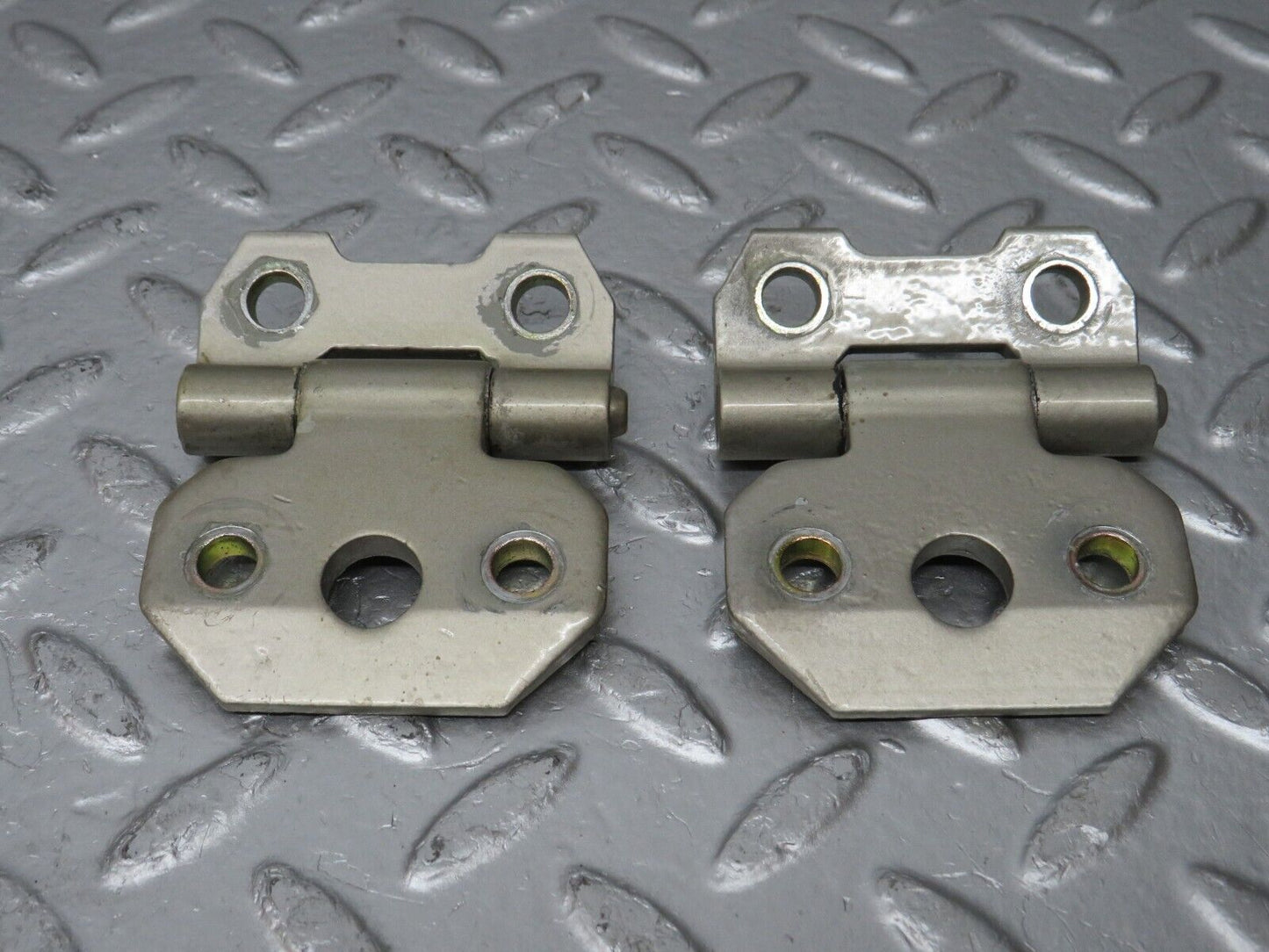 33971 Mercedes-Benz W201 190E 2.0L Left Door Hinge Pair